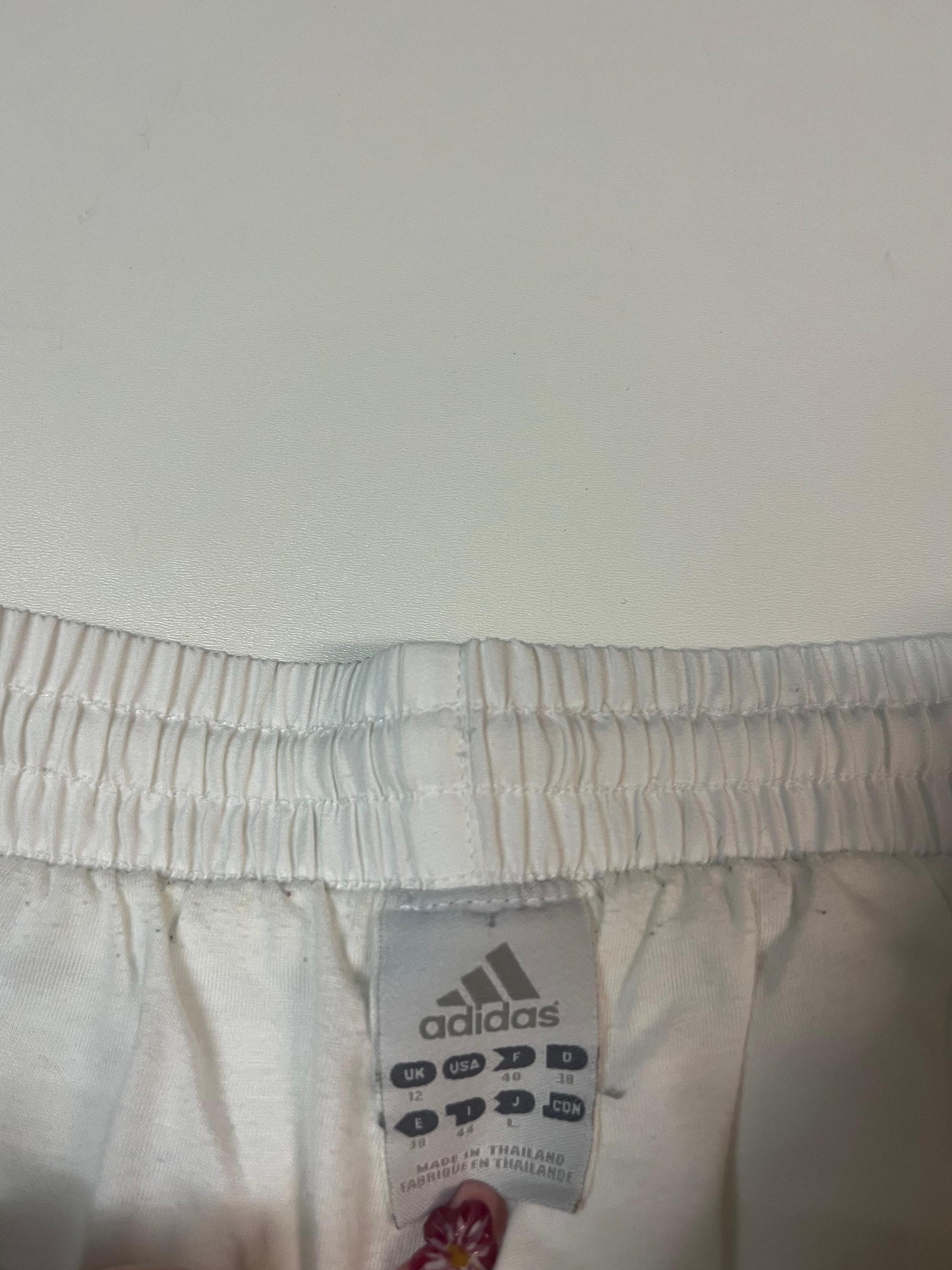 Entdecke unsere Vintage Track Pants von Nike und anderen Marken, erhältlich bei Valuxery.de - Dein Shop für trendige Vintage - Kleidung. Unsere Track Pants sind aus hochwertigen Materialien und