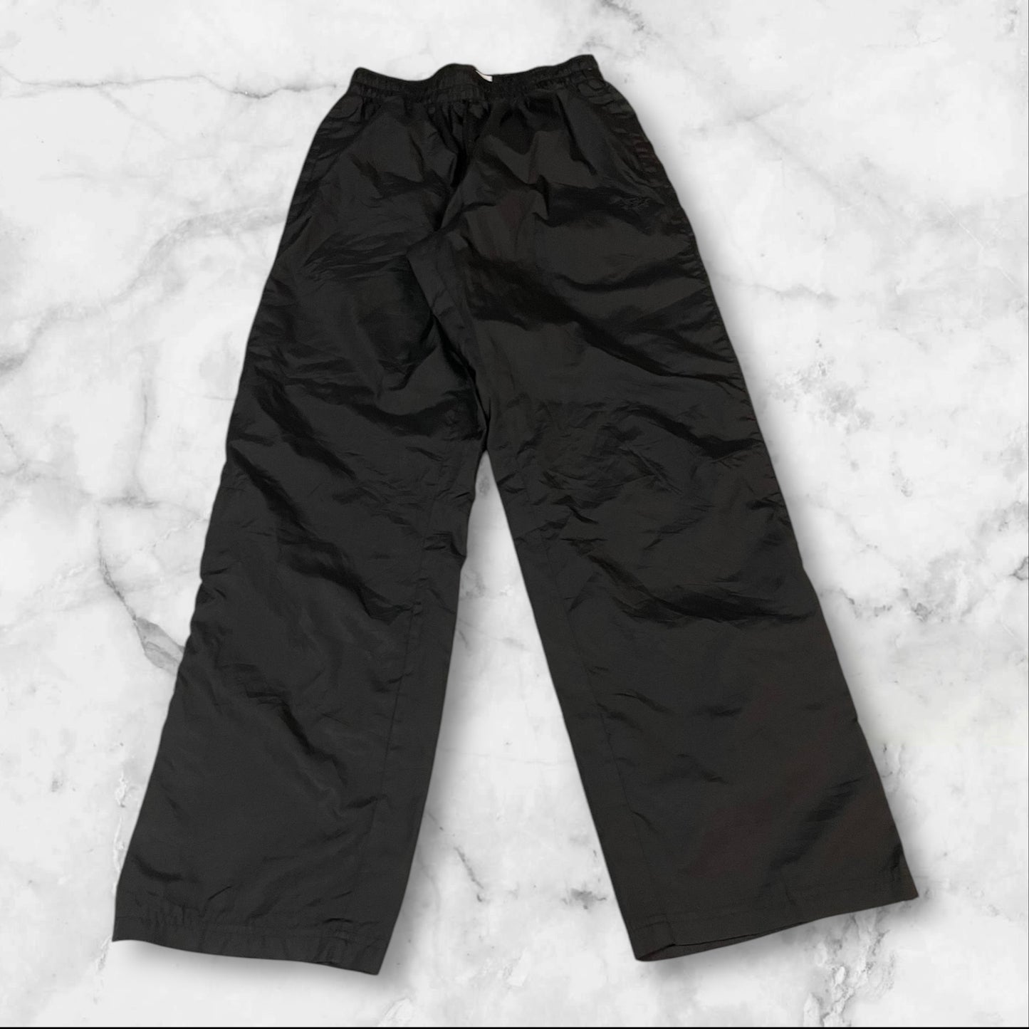 Entdecke unsere Vintage Track Pants von Nike und anderen Marken, erhältlich bei Valuxery.de - Dein Shop für trendige Vintage - Kleidung. Unsere Track Pants sind aus hochwertigen Materialien und