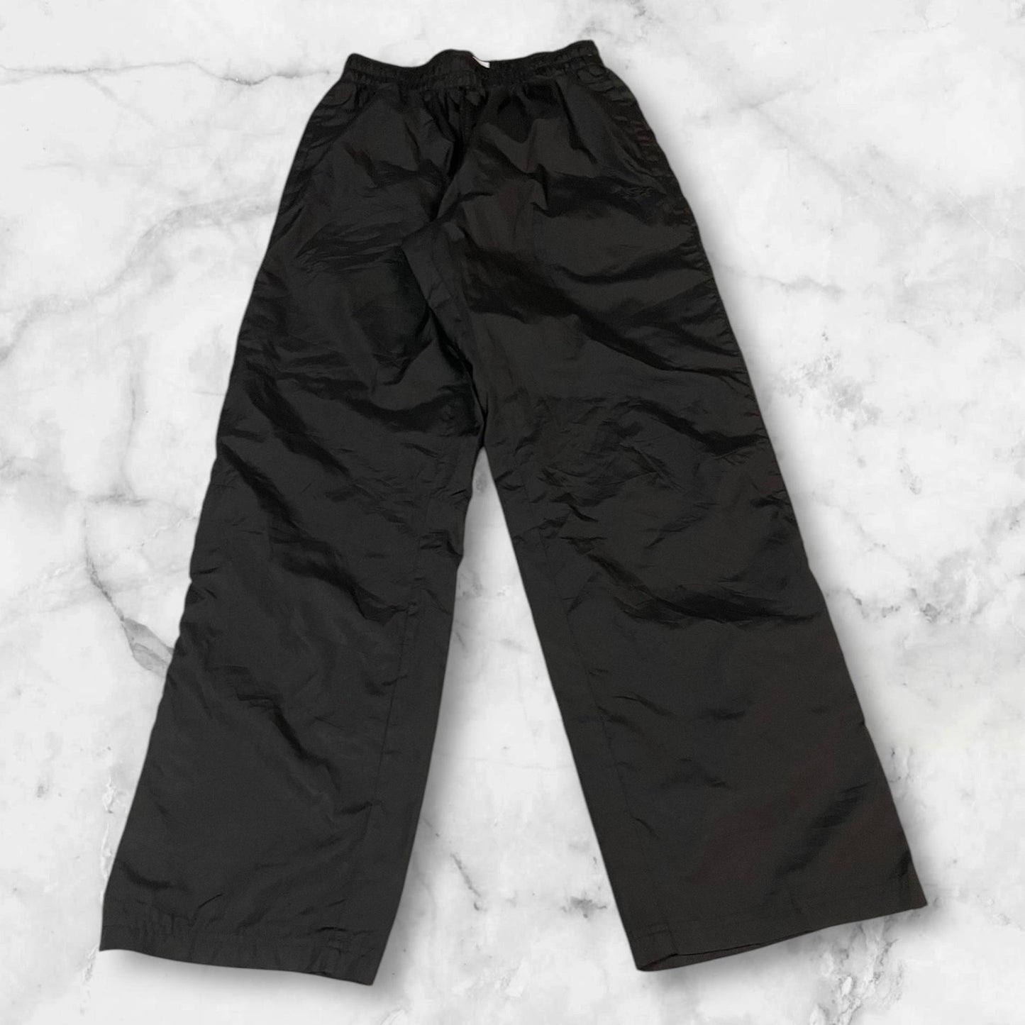 Entdecke unsere Vintage Track Pants von Nike und anderen Marken, erhältlich bei Valuxery.de - Dein Shop für trendige Vintage - Kleidung. Unsere Track Pants sind aus hochwertigen Materialien und