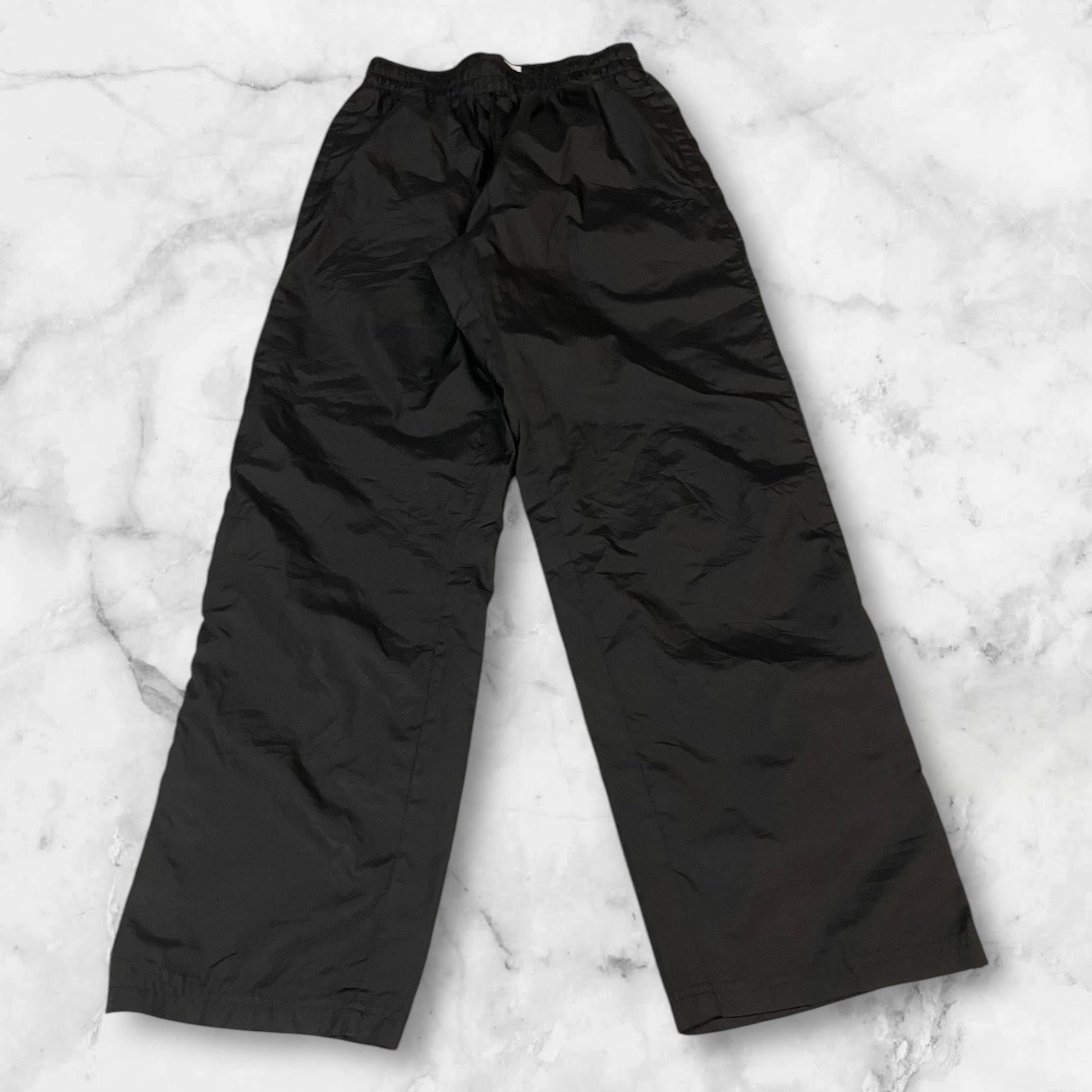 Entdecke unsere Vintage Track Pants von Nike und anderen Marken, erhältlich bei Valuxery.de - Dein Shop für trendige Vintage - Kleidung. Unsere Track Pants sind aus hochwertigen Materialien und