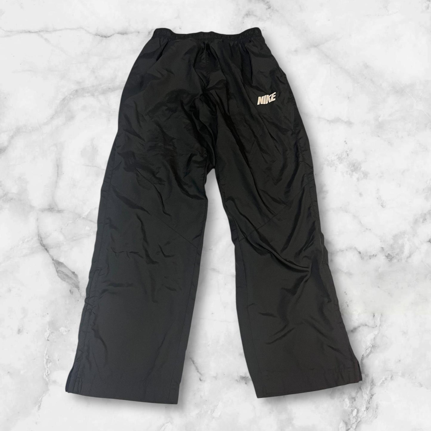 Entdecke unsere Vintage Track Pants von Nike und anderen Marken, erhältlich bei Valuxery.de - Dein Shop für trendige Vintage - Kleidung. Unsere Track Pants sind aus hochwertigen Materialien und