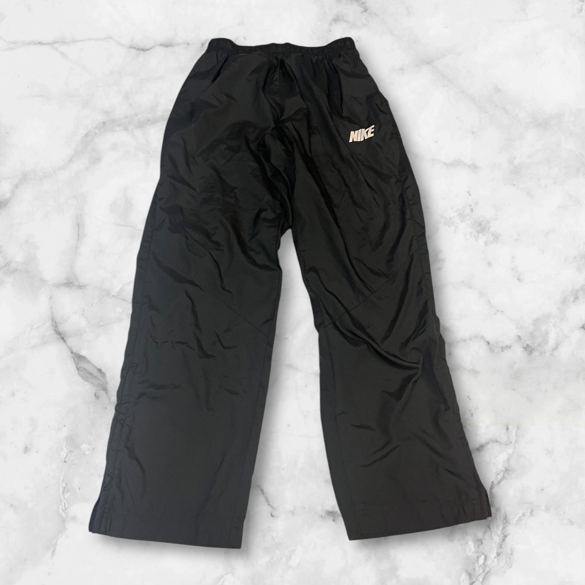 Entdecke unsere Vintage Track Pants von Nike und anderen Marken, erhältlich bei Valuxery.de - Dein Shop für trendige Vintage - Kleidung. Unsere Track Pants sind aus hochwertigen Materialien und