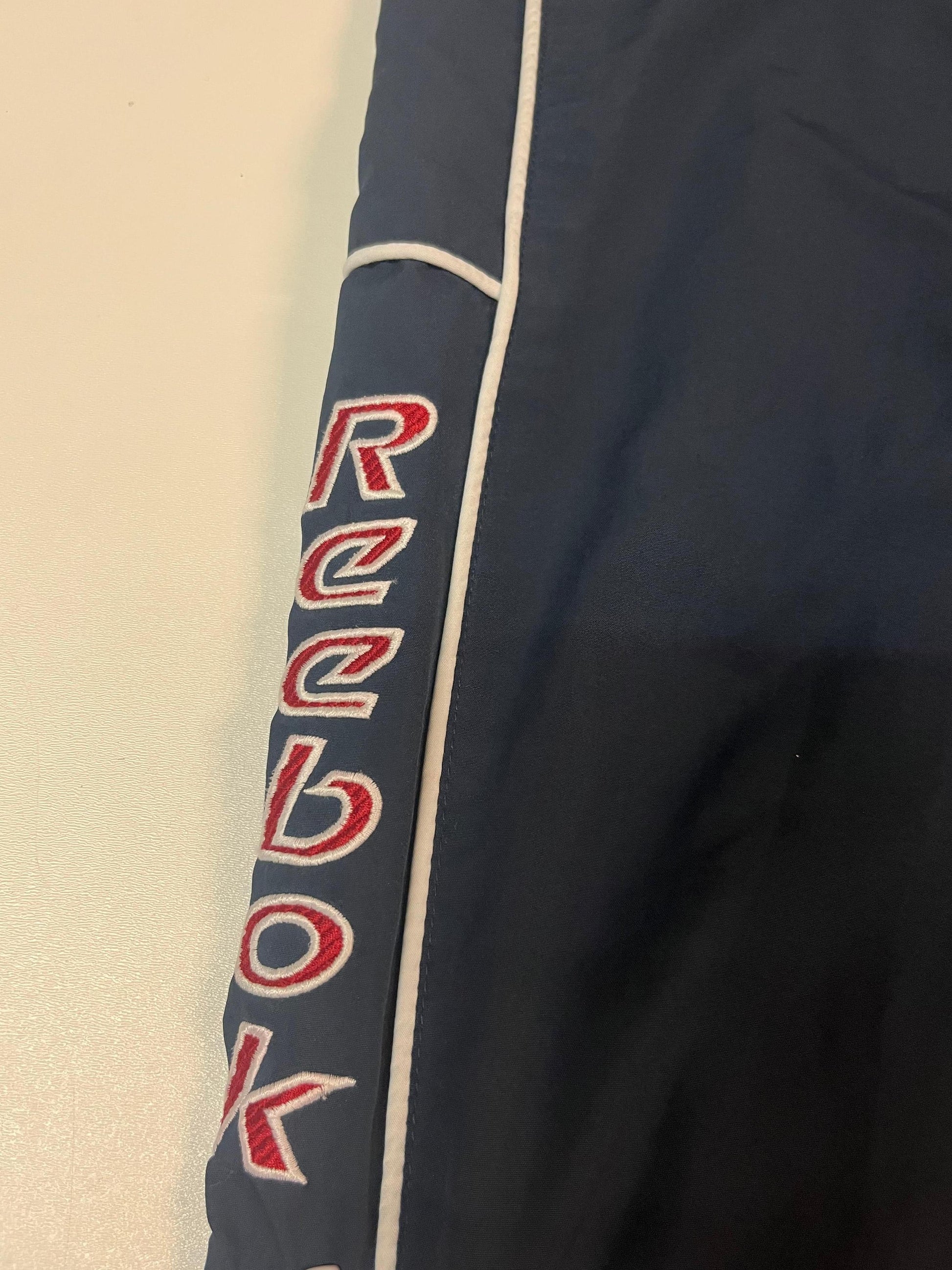 Entdecke unsere Vintage Track Pants von Nike und anderen Marken, erhältlich bei Valuxery.de - Dein Shop für trendige Vintage - Kleidung. Unsere Track Pants sind aus hochwertigen Materialien und