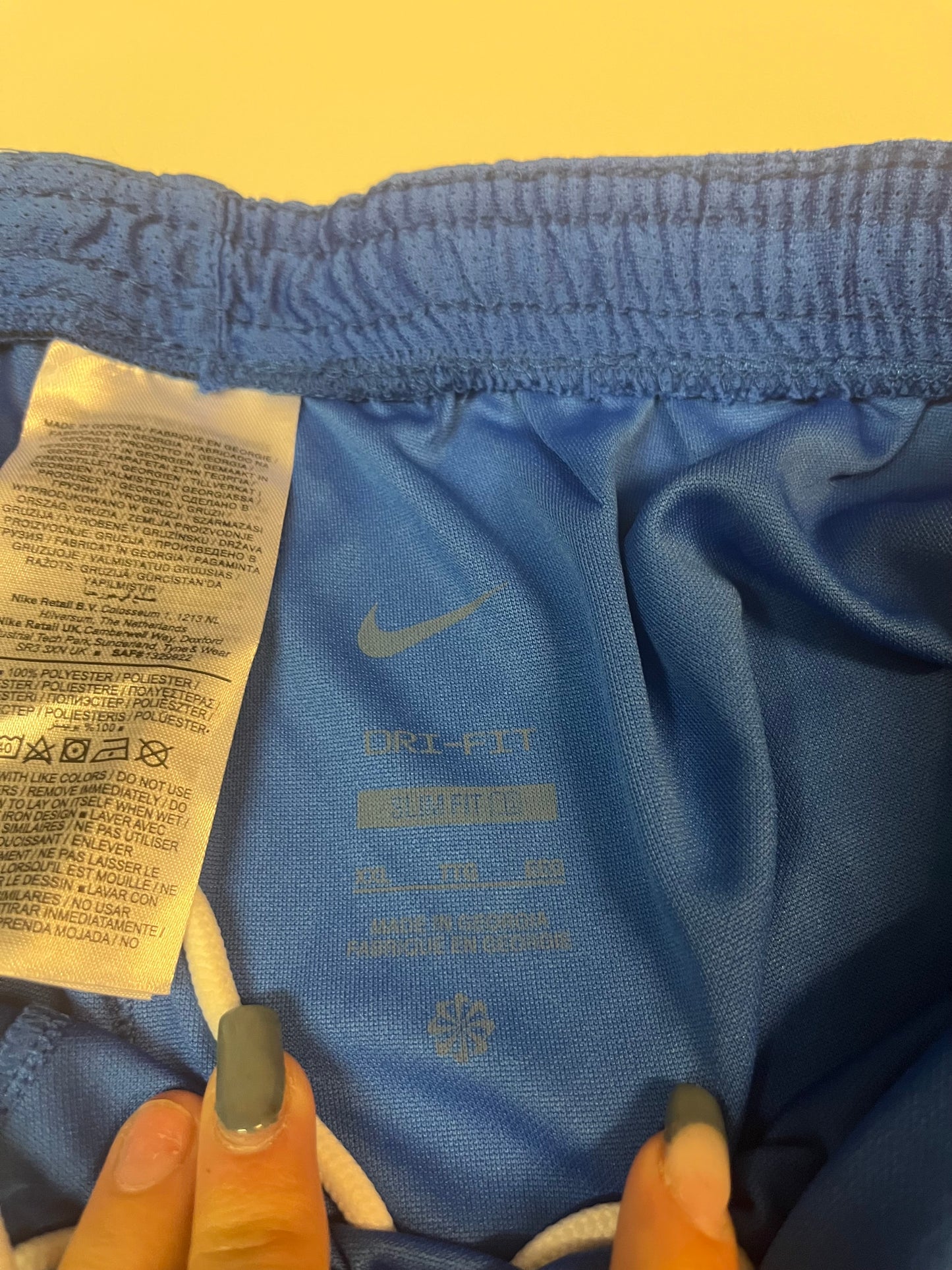 Entdecke unsere Vintage Track Pants von Nike und anderen Marken, erhältlich bei Valuxery.de - Dein Shop für trendige Vintage - Kleidung. Unsere Track Pants sind aus hochwertigen Materialien und