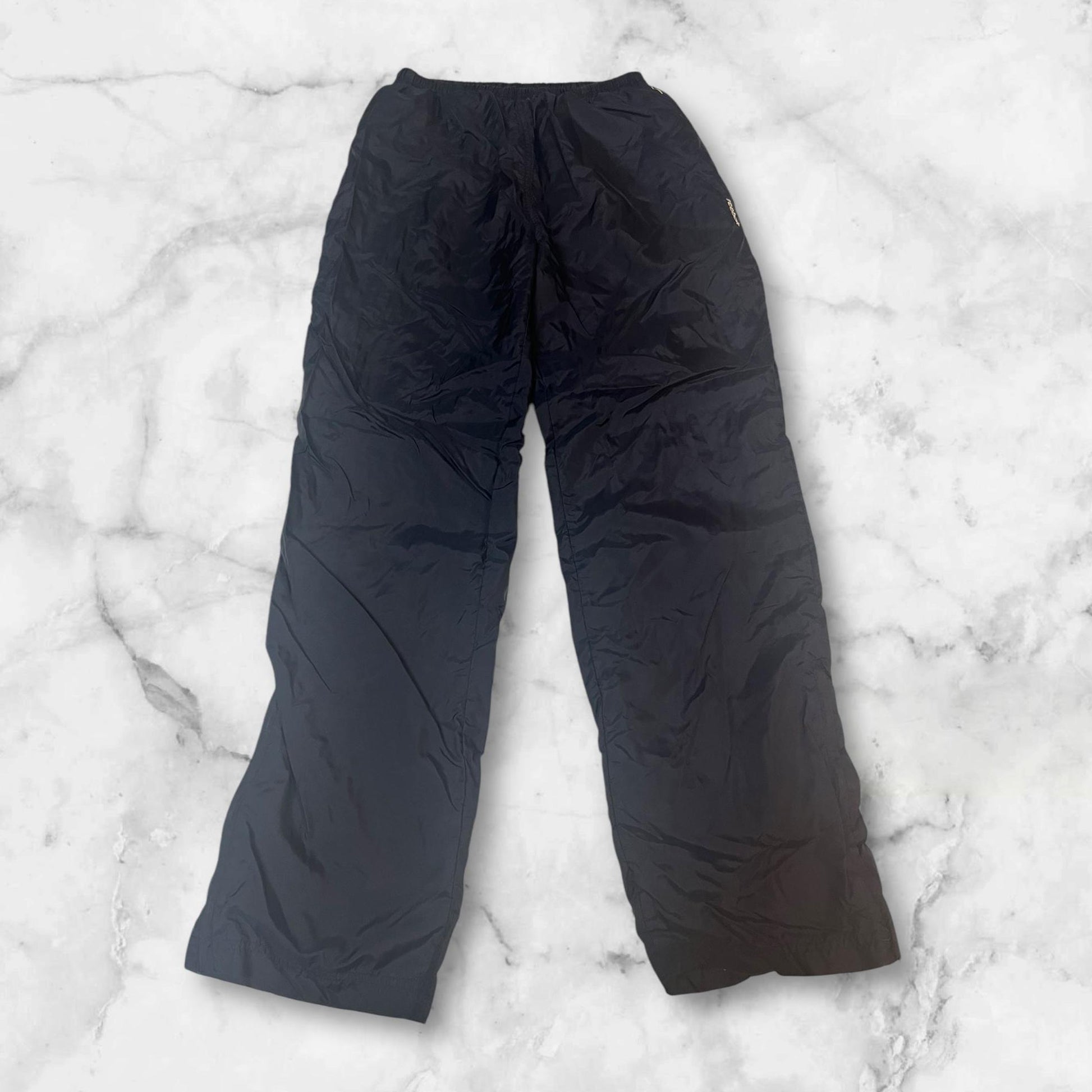 Entdecke unsere Vintage Track Pants von Nike und anderen Marken, erhältlich bei Valuxery.de - Dein Shop für trendige Vintage - Kleidung. Unsere Track Pants sind aus hochwertigen Materialien und