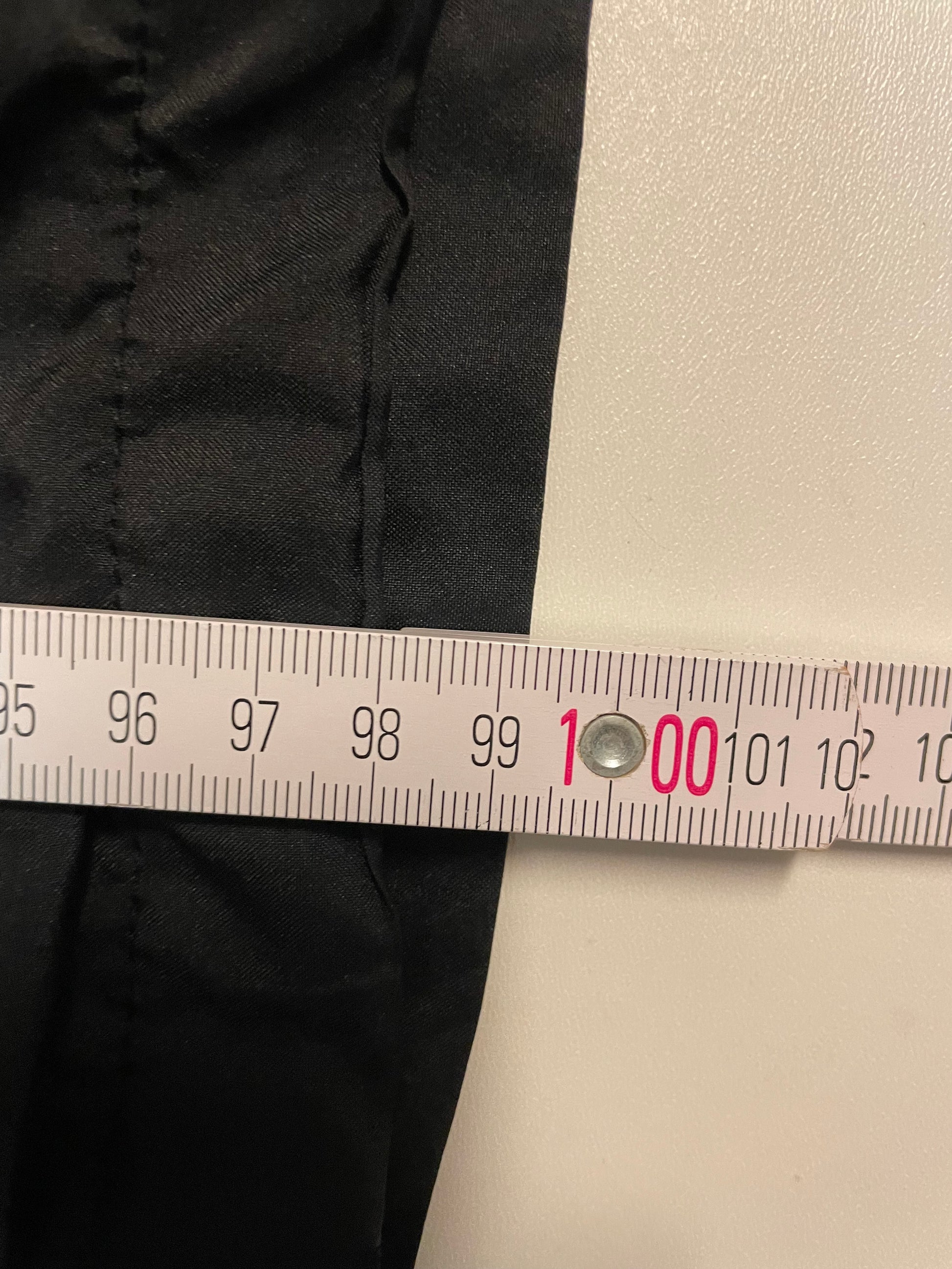 Entdecke unsere Vintage Track Pants von Nike und anderen Marken, erhältlich bei Valuxery.de - Dein Shop für trendige Vintage - Kleidung. Unsere Track Pants sind aus hochwertigen Materialien und