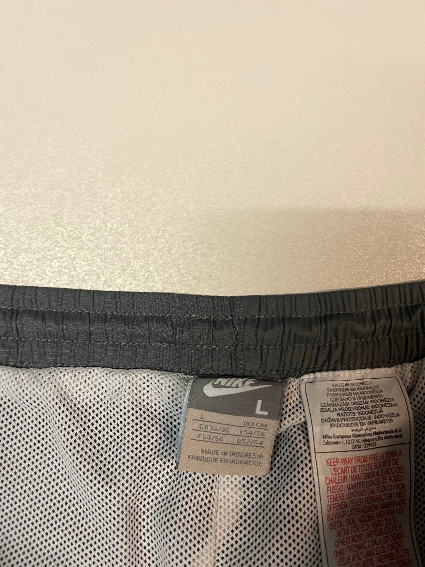 Entdecke unsere Vintage Track Pants von Nike und anderen Marken, erhältlich bei Valuxery.de - Dein Shop für trendige Vintage - Kleidung. Unsere Track Pants sind aus hochwertigen Materialien und