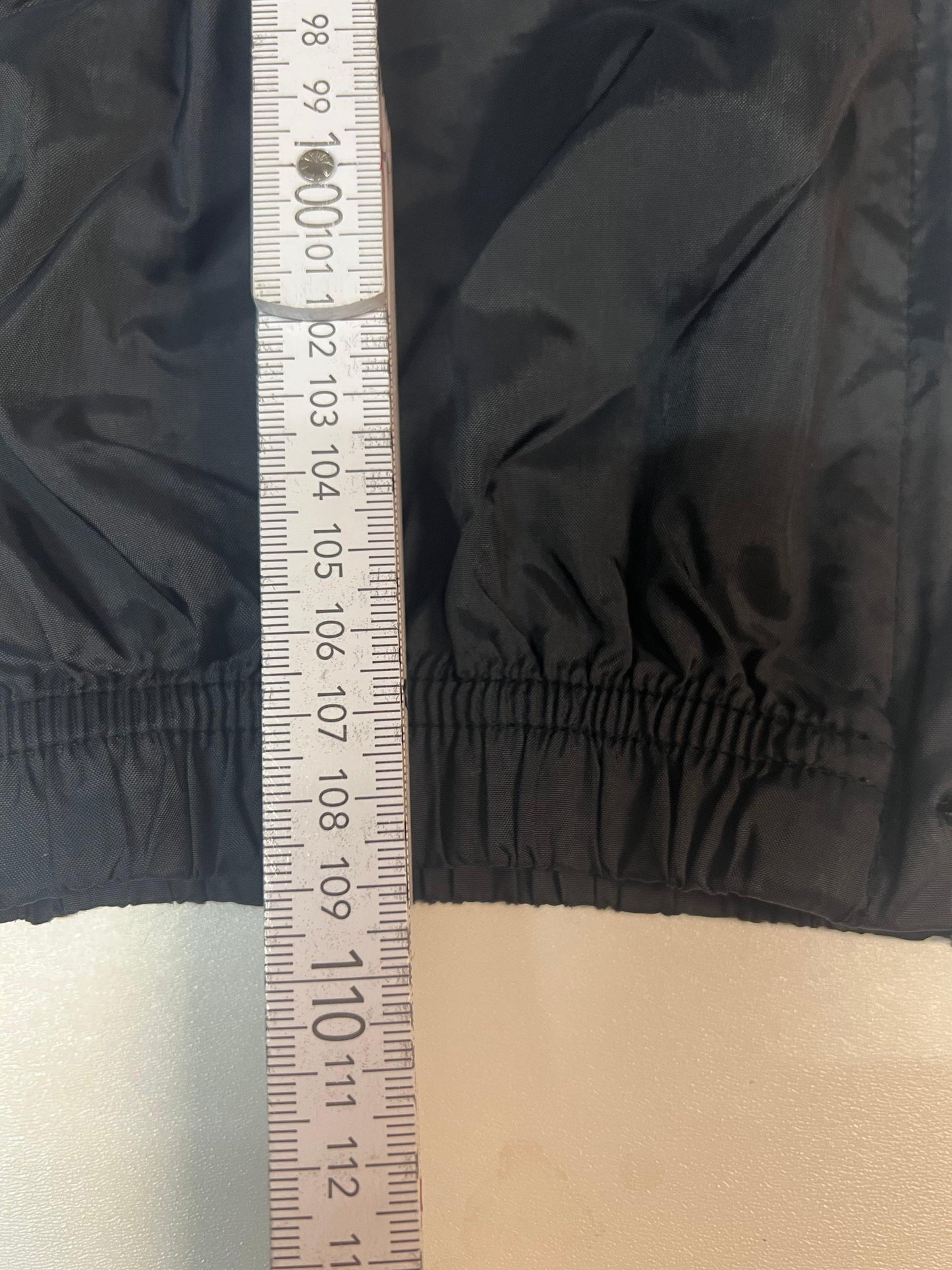 Entdecke unsere Vintage Track Pants von Nike und anderen Marken, erhältlich bei Valuxery.de - Dein Shop für trendige Vintage - Kleidung. Unsere Track Pants sind aus hochwertigen Materialien und