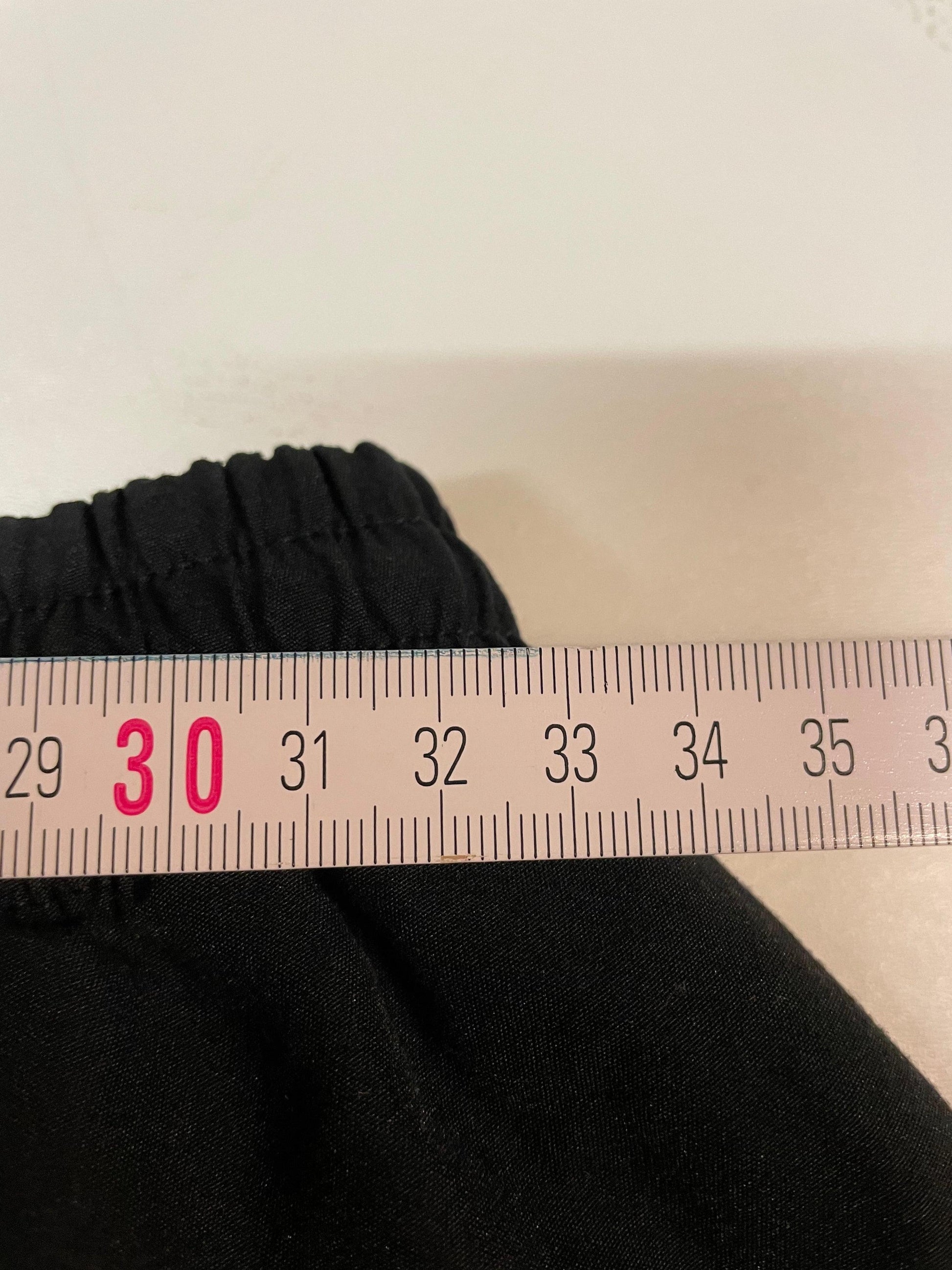 Entdecke unsere Vintage Track Pants von Nike und anderen Marken, erhältlich bei Valuxery.de - Dein Shop für trendige Vintage - Kleidung. Unsere Track Pants sind aus hochwertigen Materialien und