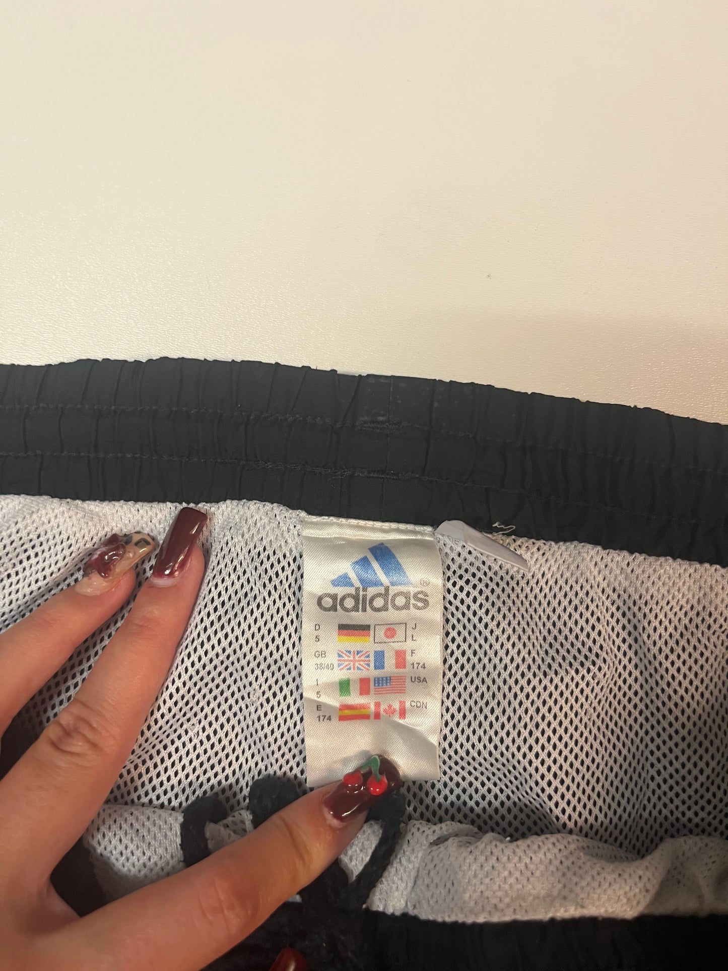 Entdecke unsere Vintage Track Pants von Nike und anderen Marken, erhältlich bei Valuxery.de - Dein Shop für trendige Vintage - Kleidung. Unsere Track Pants sind aus hochwertigen Materialien und