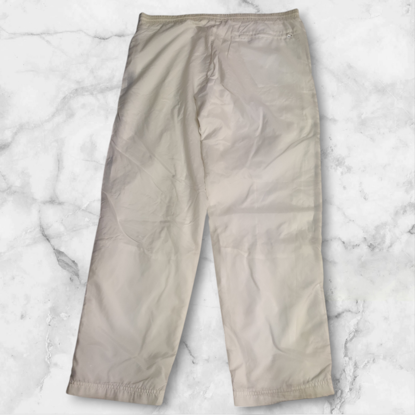 Entdecke unsere Vintage Track Pants von Nike und anderen Marken, erhältlich bei Valuxery.de - Dein Shop für trendige Vintage - Kleidung. Unsere Track Pants sind aus hochwertigen Materialien und