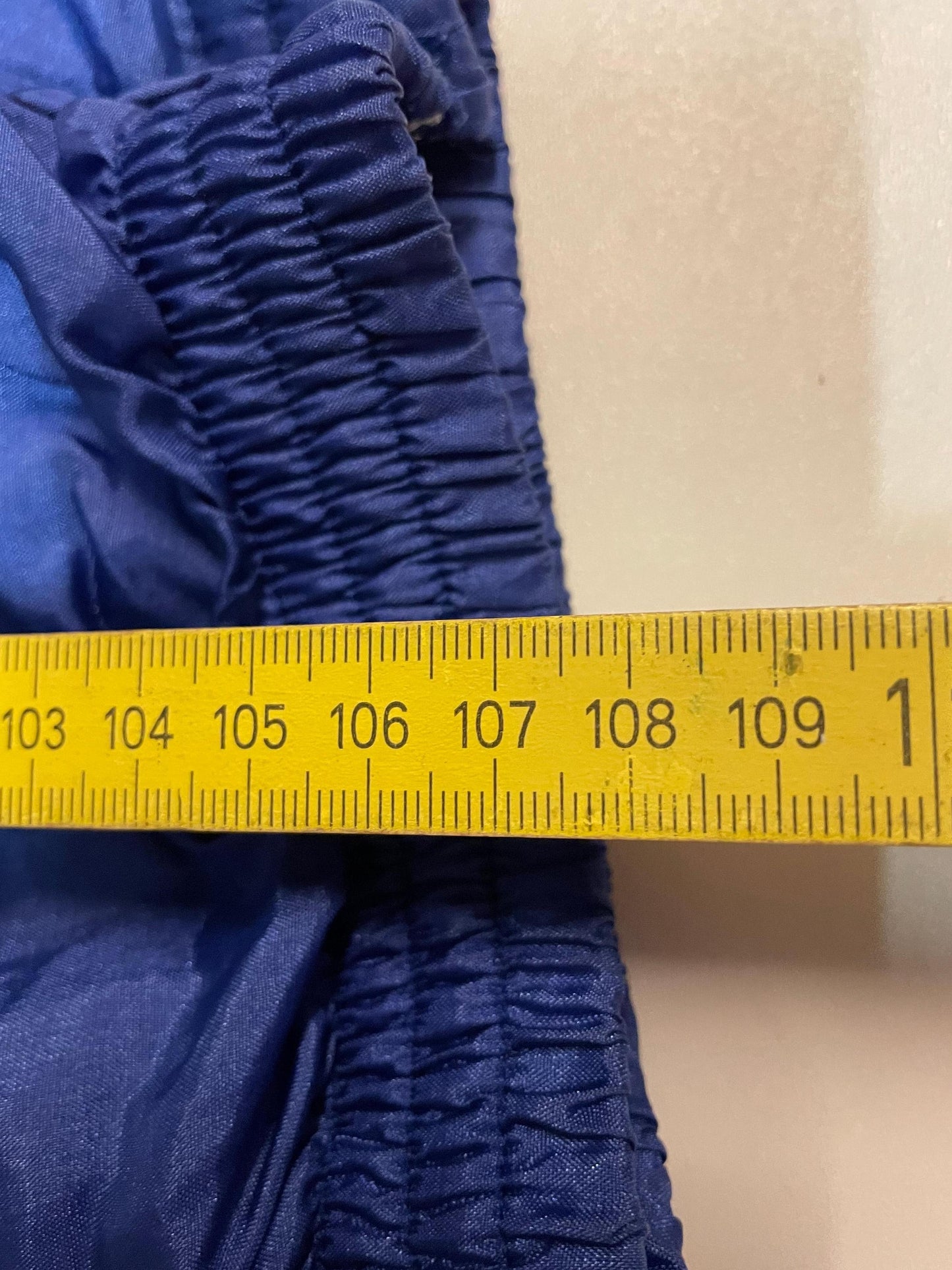 Entdecke unsere Vintage Track Pants von Nike und anderen Marken, erhältlich bei Valuxery.de - Dein Shop für trendige Vintage - Kleidung. Unsere Track Pants sind aus hochwertigen Materialien und
