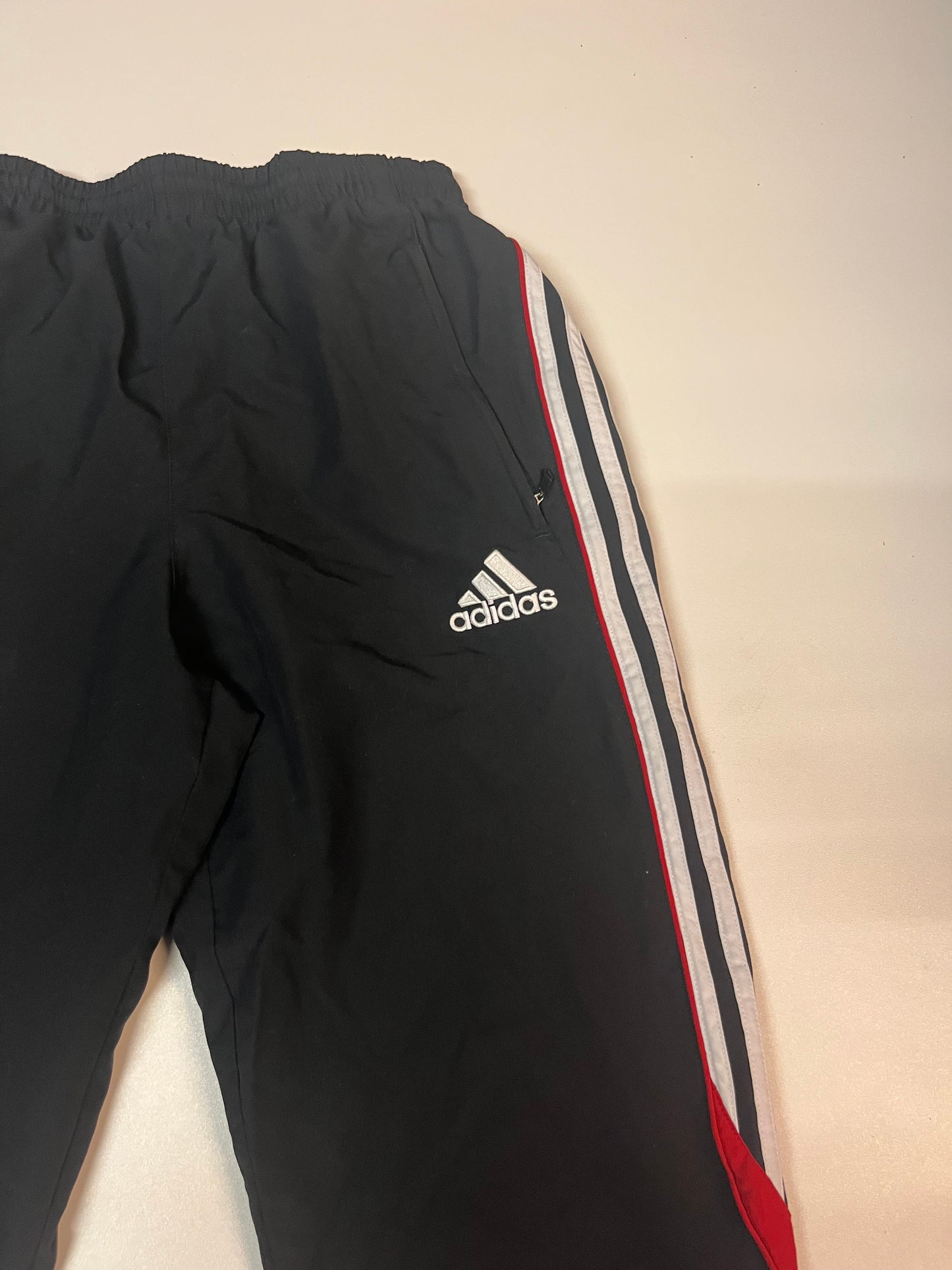 Entdecke unsere Vintage Track Pants von Nike und anderen Marken, erhältlich bei Valuxery.de - Dein Shop für trendige Vintage - Kleidung. Unsere Track Pants sind aus hochwertigen Materialien und