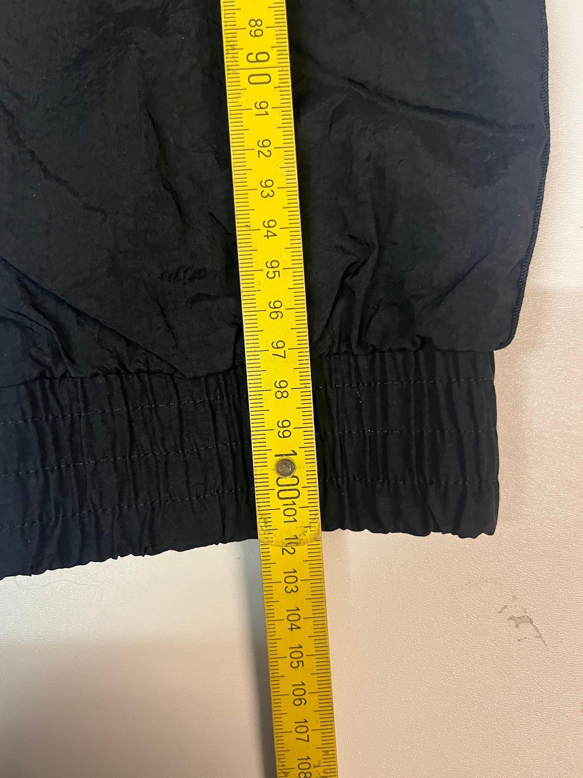 Entdecke unsere Vintage Track Pants von Nike und anderen Marken, erhältlich bei Valuxery.de - Dein Shop für trendige Vintage - Kleidung. Unsere Track Pants sind aus hochwertigen Materialien und