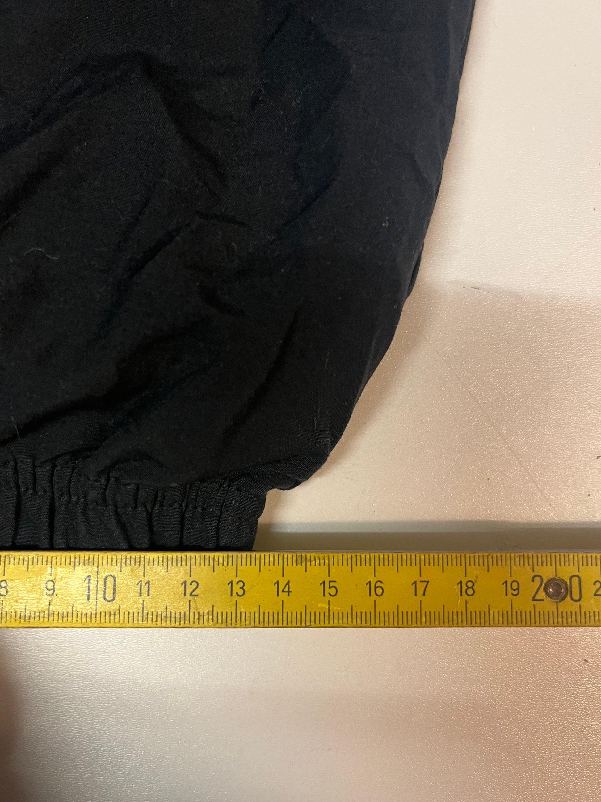 Entdecke unsere Vintage Track Pants von Nike und anderen Marken, erhältlich bei Valuxery.de - Dein Shop für trendige Vintage - Kleidung. Unsere Track Pants sind aus hochwertigen Materialien und