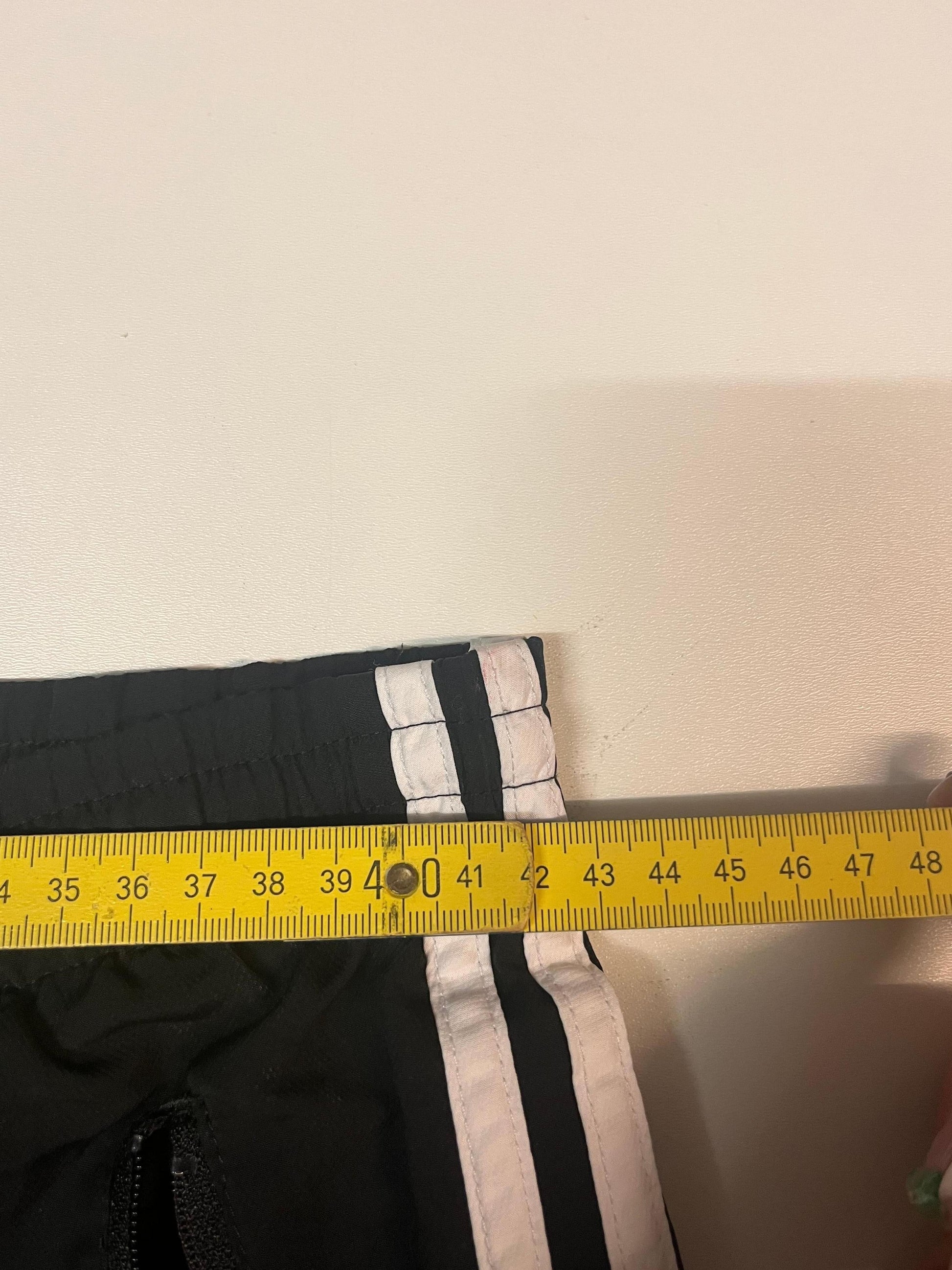 Entdecke unsere Vintage Track Pants von Nike und anderen Marken, erhältlich bei Valuxery.de - Dein Shop für trendige Vintage - Kleidung. Unsere Track Pants sind aus hochwertigen Materialien und