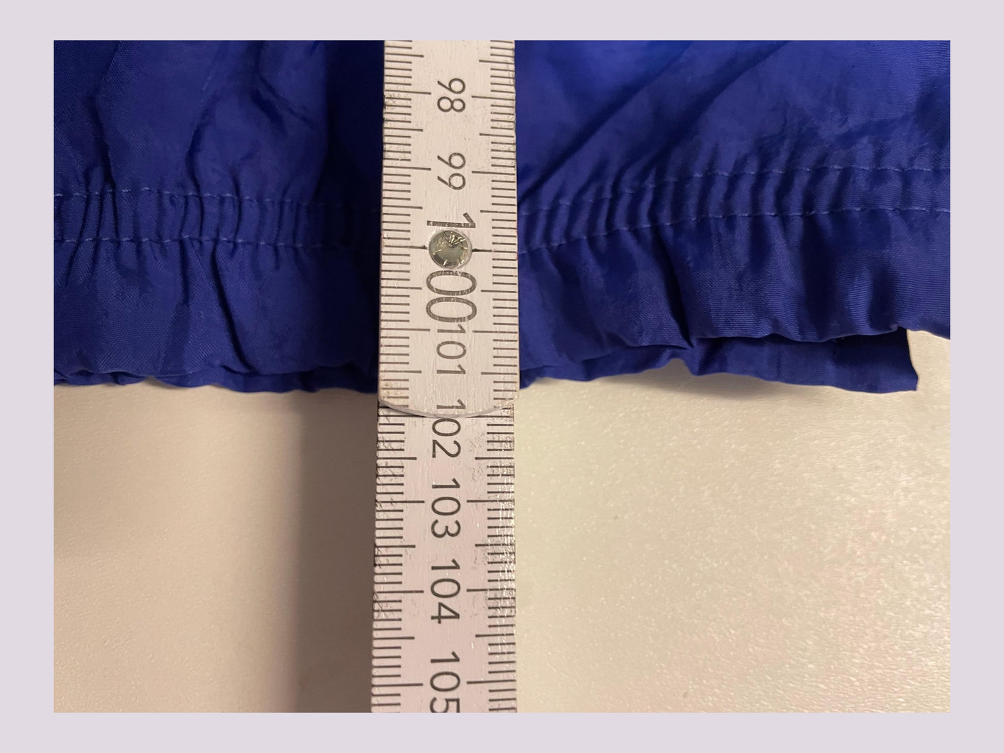 Entdecke unsere Vintage Track Pants von Nike und anderen Marken, erhältlich bei Valuxery.de - Dein Shop für trendige Vintage - Kleidung. Unsere Track Pants sind aus hochwertigen Materialien und