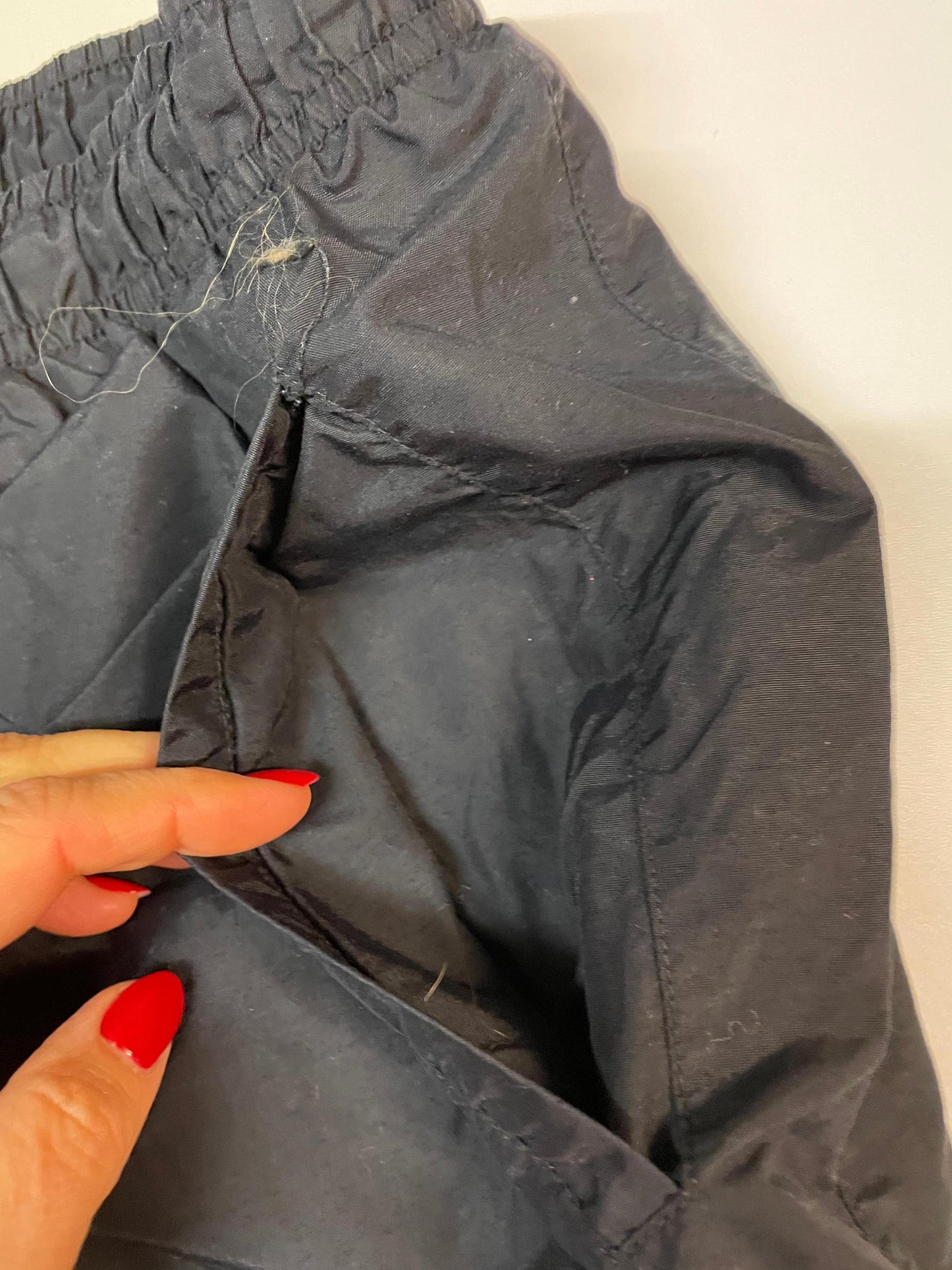 Entdecke unsere Vintage Track Pants von Nike und anderen Marken, erhältlich bei Valuxery.de - Dein Shop für trendige Vintage - Kleidung. Unsere Track Pants sind aus hochwertigen Materialien und