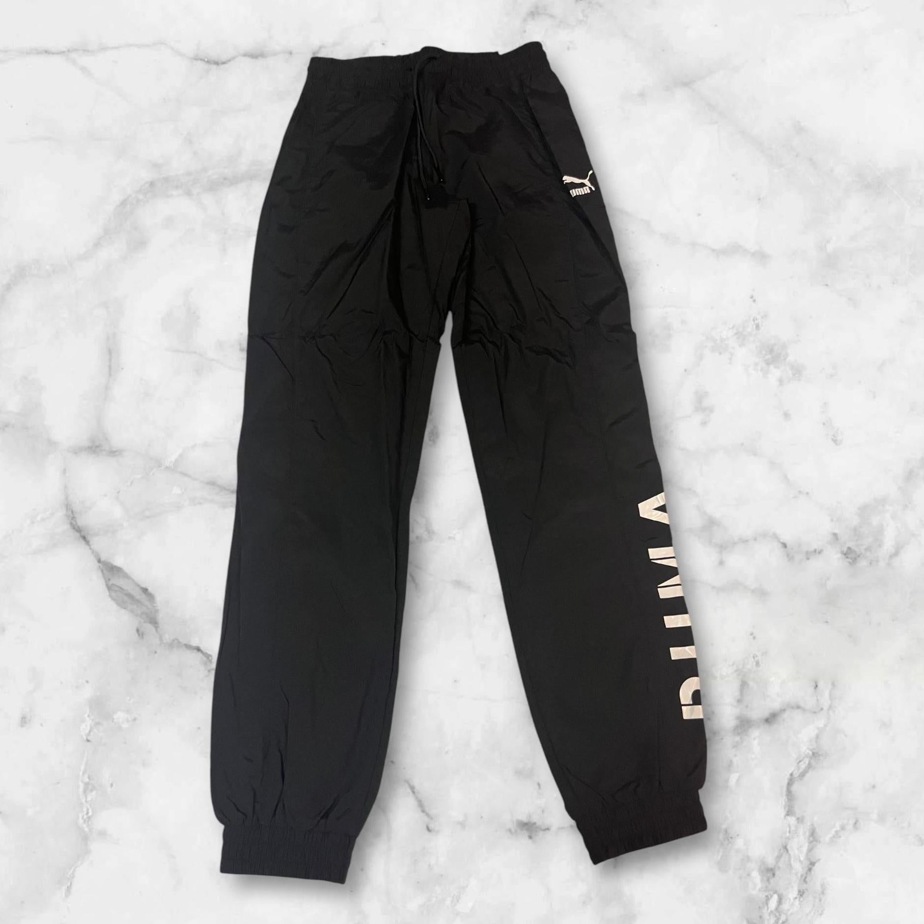 Entdecke unsere Vintage Track Pants von Nike und anderen Marken, erhältlich bei Valuxery.de - Dein Shop für trendige Vintage - Kleidung. Unsere Track Pants sind aus hochwertigen Materialien und