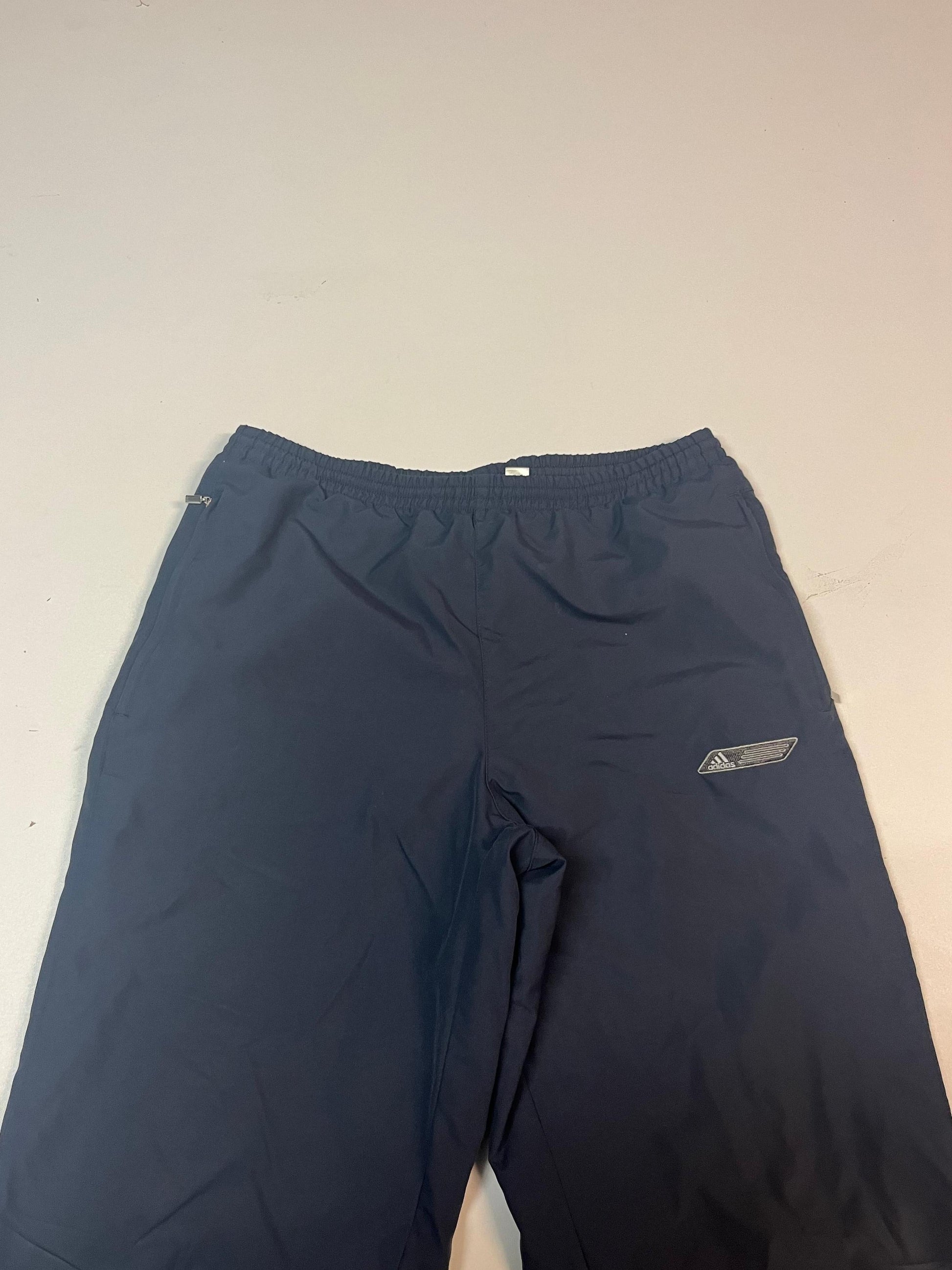 Entdecke unsere Vintage Track Pants von Nike und anderen Marken, erhältlich bei Valuxery.de - Dein Shop für trendige Vintage - Kleidung. Unsere Track Pants sind aus hochwertigen Materialien und