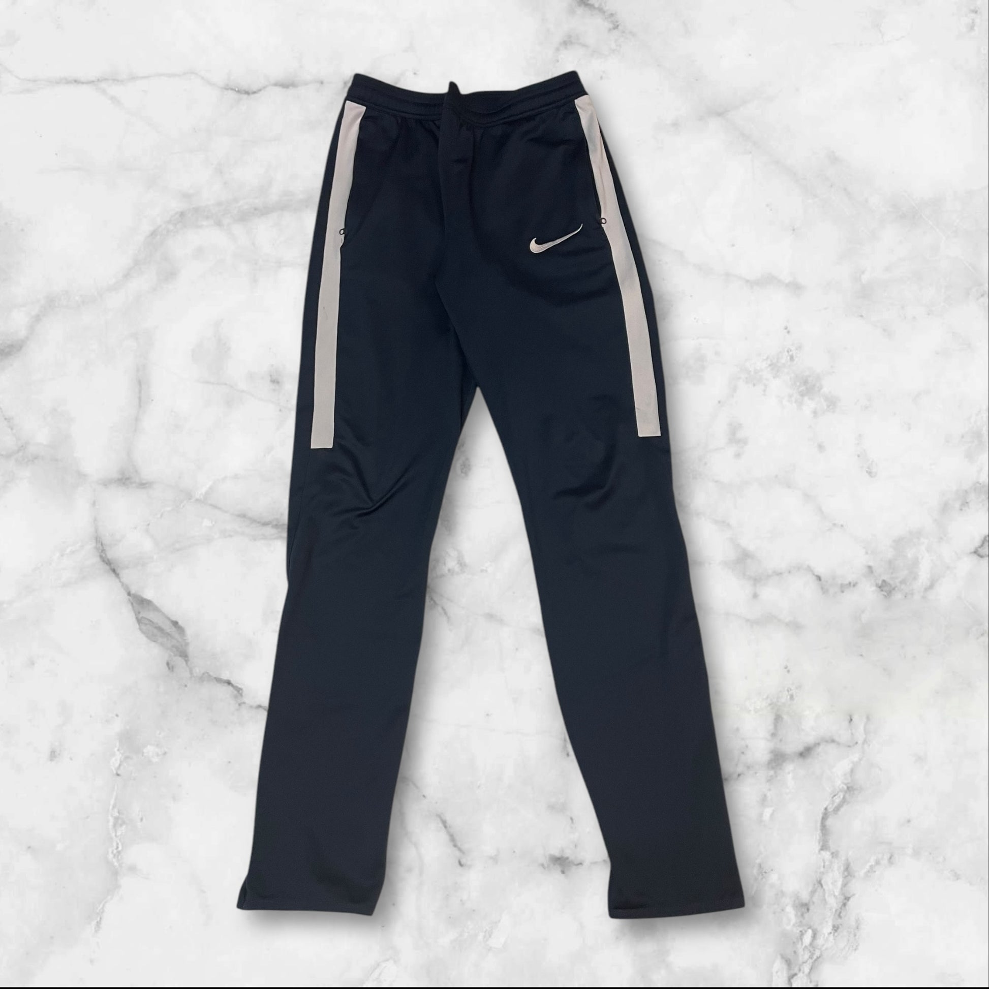 Entdecke unsere Vintage Track Pants von Nike und anderen Marken, erhältlich bei Valuxery.de - Dein Shop für trendige Vintage - Kleidung. Unsere Track Pants sind aus hochwertigen Materialien und