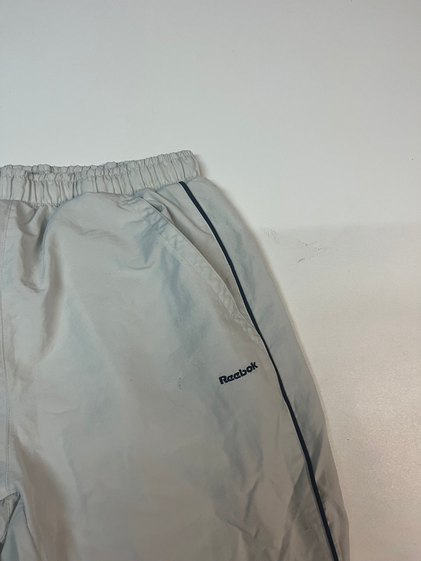 Entdecke unsere Vintage Track Pants von Nike und anderen Marken, erhältlich bei Valuxery.de - Dein Shop für trendige Vintage - Kleidung. Unsere Track Pants sind aus hochwertigen Materialien und