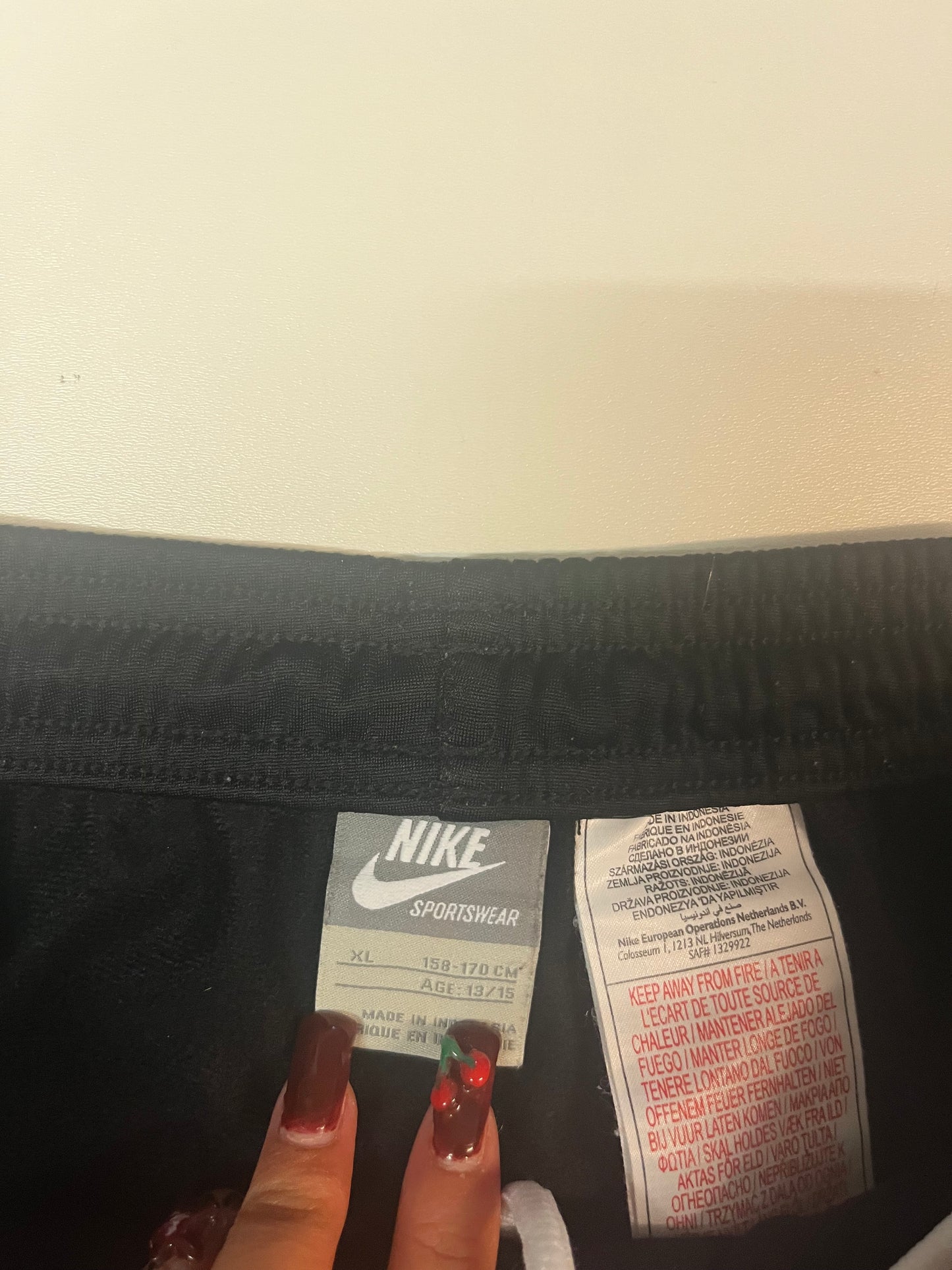 Entdecke unsere Vintage Track Pants von Nike und anderen Marken, erhältlich bei Valuxery.de - Dein Shop für trendige Vintage - Kleidung. Unsere Track Pants sind aus hochwertigen Materialien und