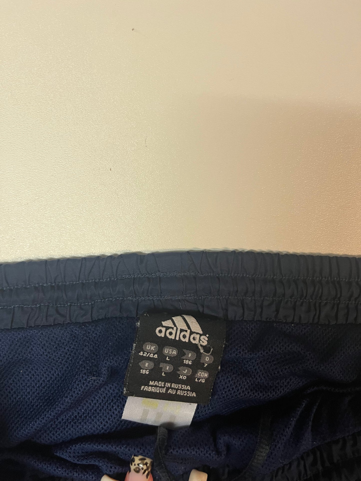 Entdecke unsere Vintage Track Pants von Nike und anderen Marken, erhältlich bei Valuxery.de - Dein Shop für trendige Vintage - Kleidung. Unsere Track Pants sind aus hochwertigen Materialien und