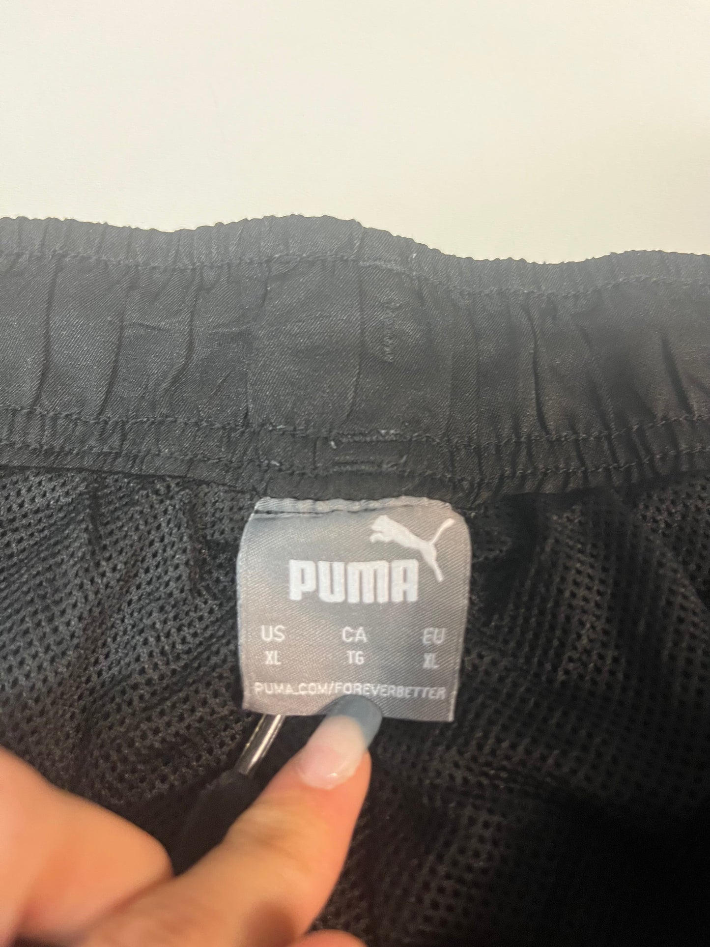 Entdecke unsere Vintage Track Pants von Nike und anderen Marken, erhältlich bei Valuxery.de - Dein Shop für trendige Vintage - Kleidung. Unsere Track Pants sind aus hochwertigen Materialien und