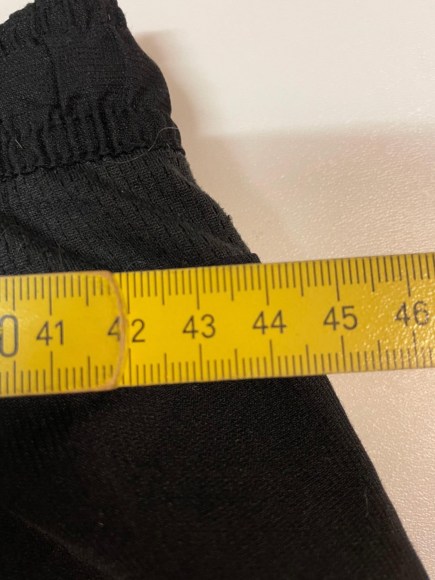 Entdecke unsere Vintage Track Pants von Nike und anderen Marken, erhältlich bei Valuxery.de - Dein Shop für trendige Vintage - Kleidung. Unsere Track Pants sind aus hochwertigen Materialien und