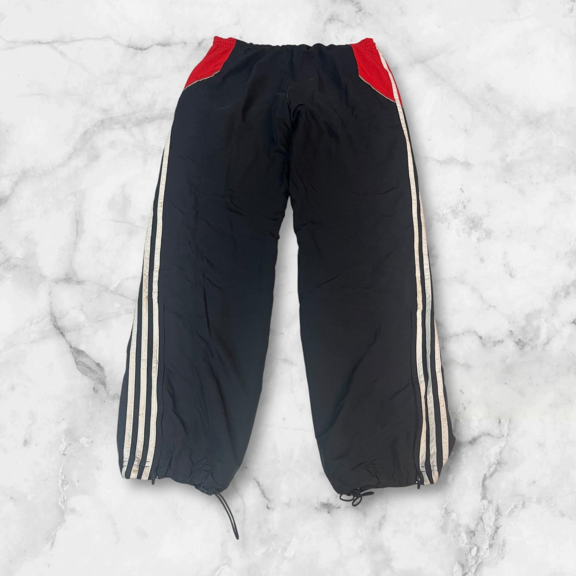 Entdecke unsere Vintage Track Pants von Nike und anderen Marken, erhältlich bei Valuxery.de - Dein Shop für trendige Vintage - Kleidung. Unsere Track Pants sind aus hochwertigen Materialien und