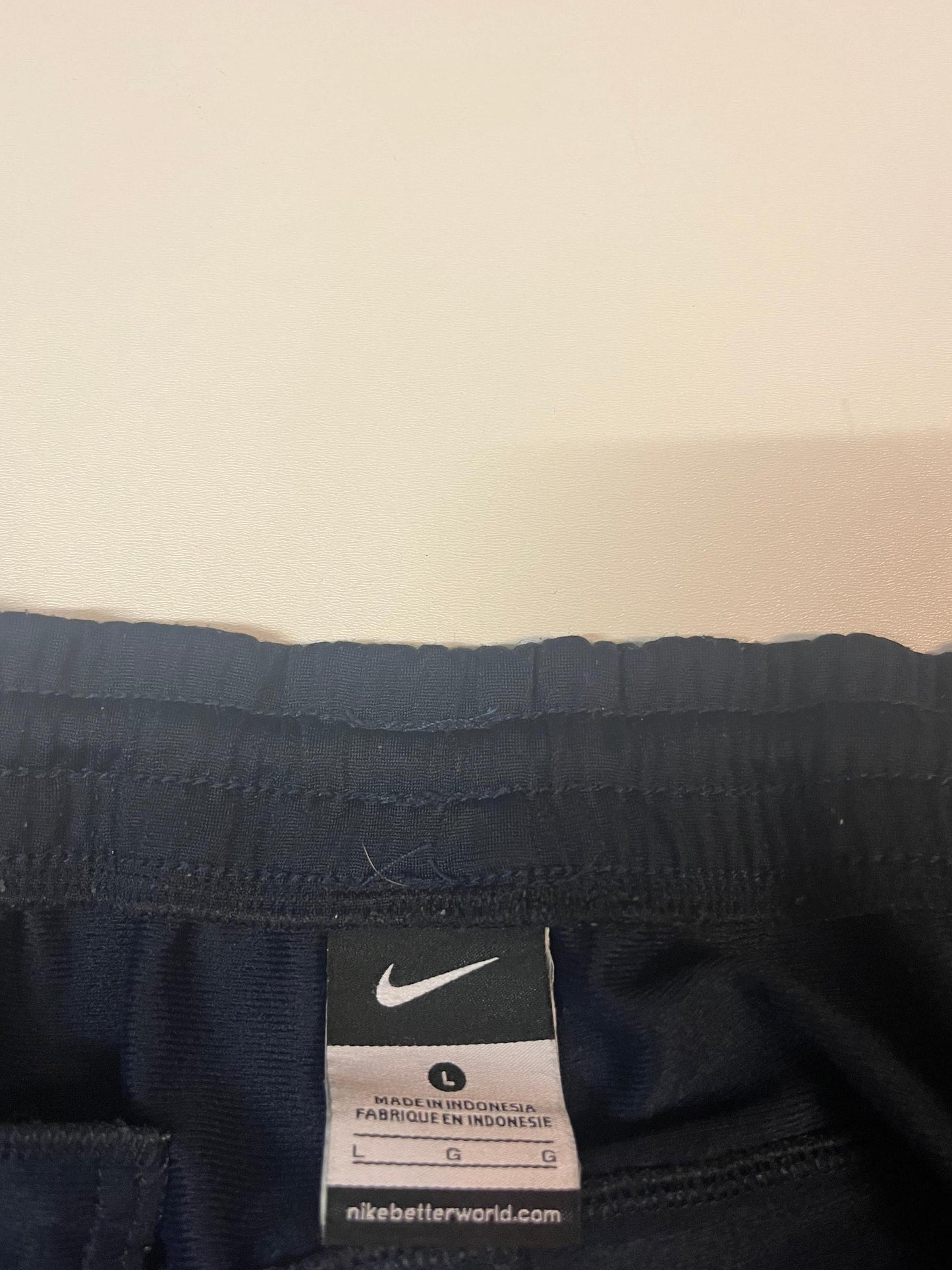 Entdecke unsere Vintage Track Pants von Nike und anderen Marken, erhältlich bei Valuxery.de - Dein Shop für trendige Vintage - Kleidung. Unsere Track Pants sind aus hochwertigen Materialien und