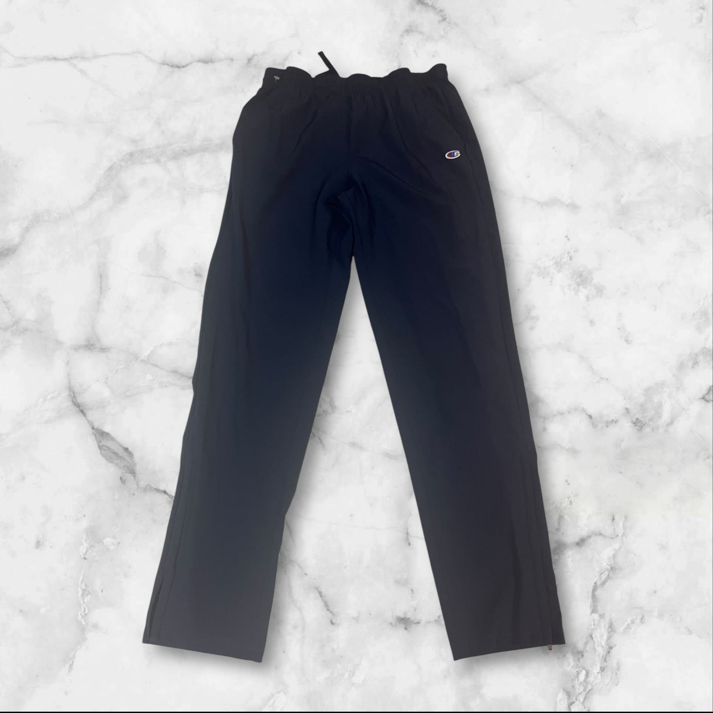 Entdecke unsere Vintage Track Pants von Nike und anderen Marken, erhältlich bei Valuxery.de - Dein Shop für trendige Vintage - Kleidung. Unsere Track Pants sind aus hochwertigen Materialien und