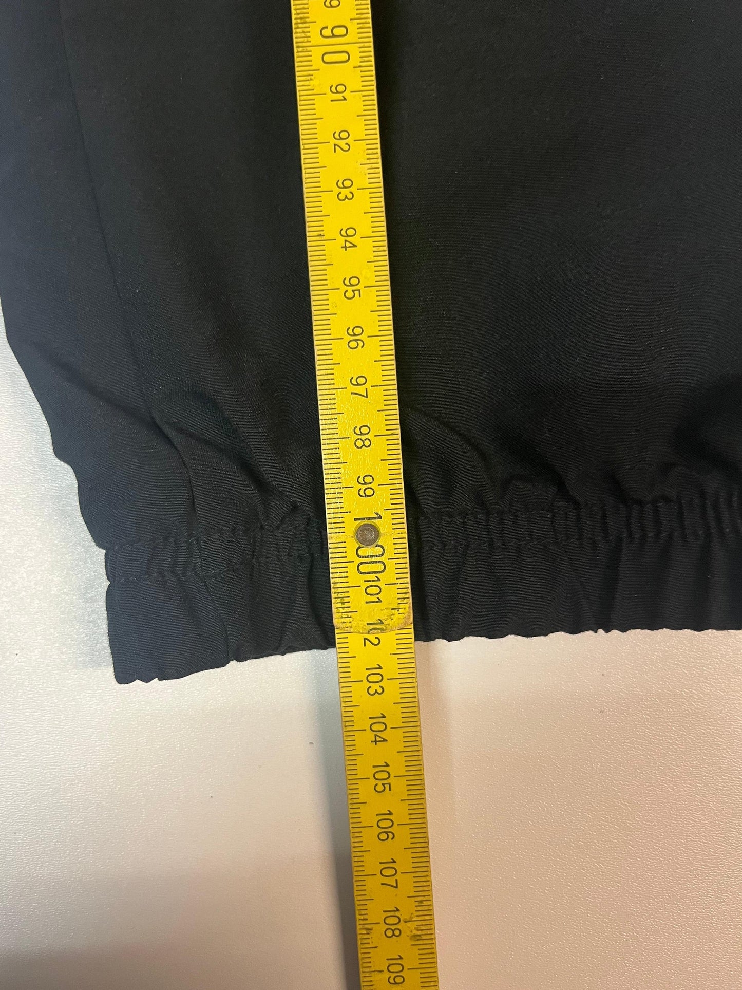 Entdecke unsere Vintage Track Pants von Nike und anderen Marken, erhältlich bei Valuxery.de - Dein Shop für trendige Vintage - Kleidung. Unsere Track Pants sind aus hochwertigen Materialien und