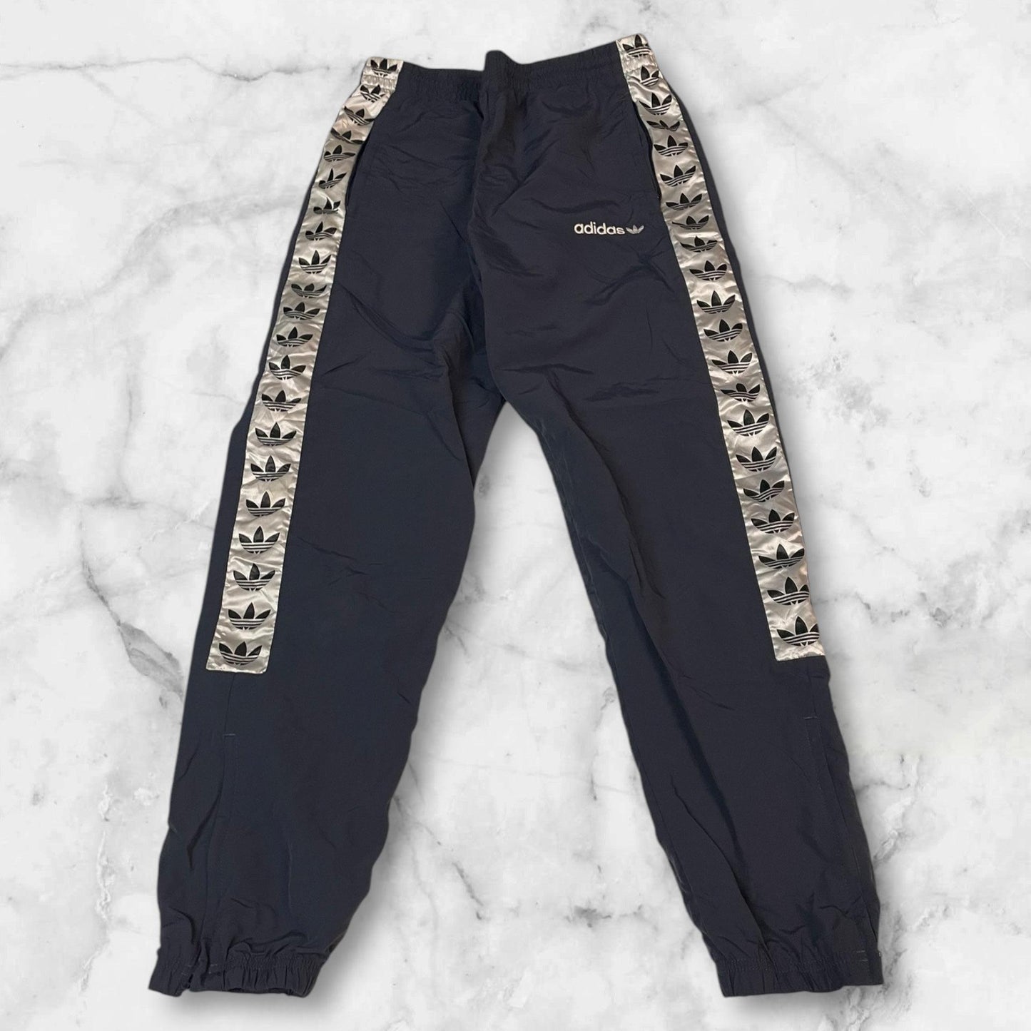 Entdecke unsere Vintage Track Pants von Nike und anderen Marken, erhältlich bei Valuxery.de - Dein Shop für trendige Vintage - Kleidung. Unsere Track Pants sind aus hochwertigen Materialien und