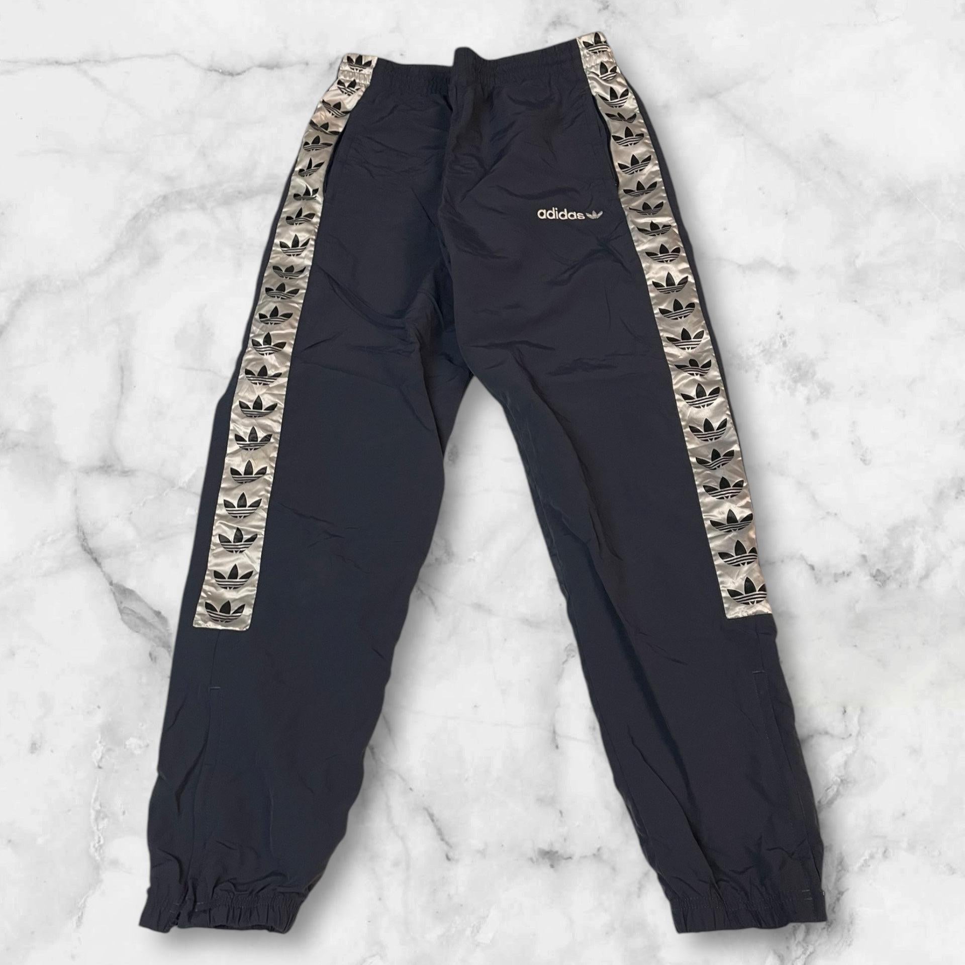 Entdecke unsere Vintage Track Pants von Nike und anderen Marken, erhältlich bei Valuxery.de - Dein Shop für trendige Vintage - Kleidung. Unsere Track Pants sind aus hochwertigen Materialien und