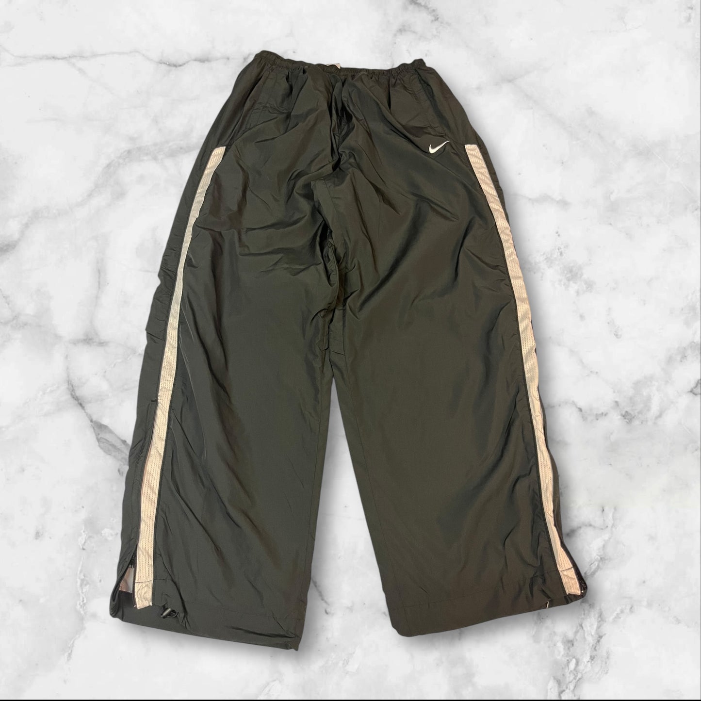 Entdecke unsere Vintage Track Pants von Nike und anderen Marken, erhältlich bei Valuxery.de - Dein Shop für trendige Vintage - Kleidung. Unsere Track Pants sind aus hochwertigen Materialien und