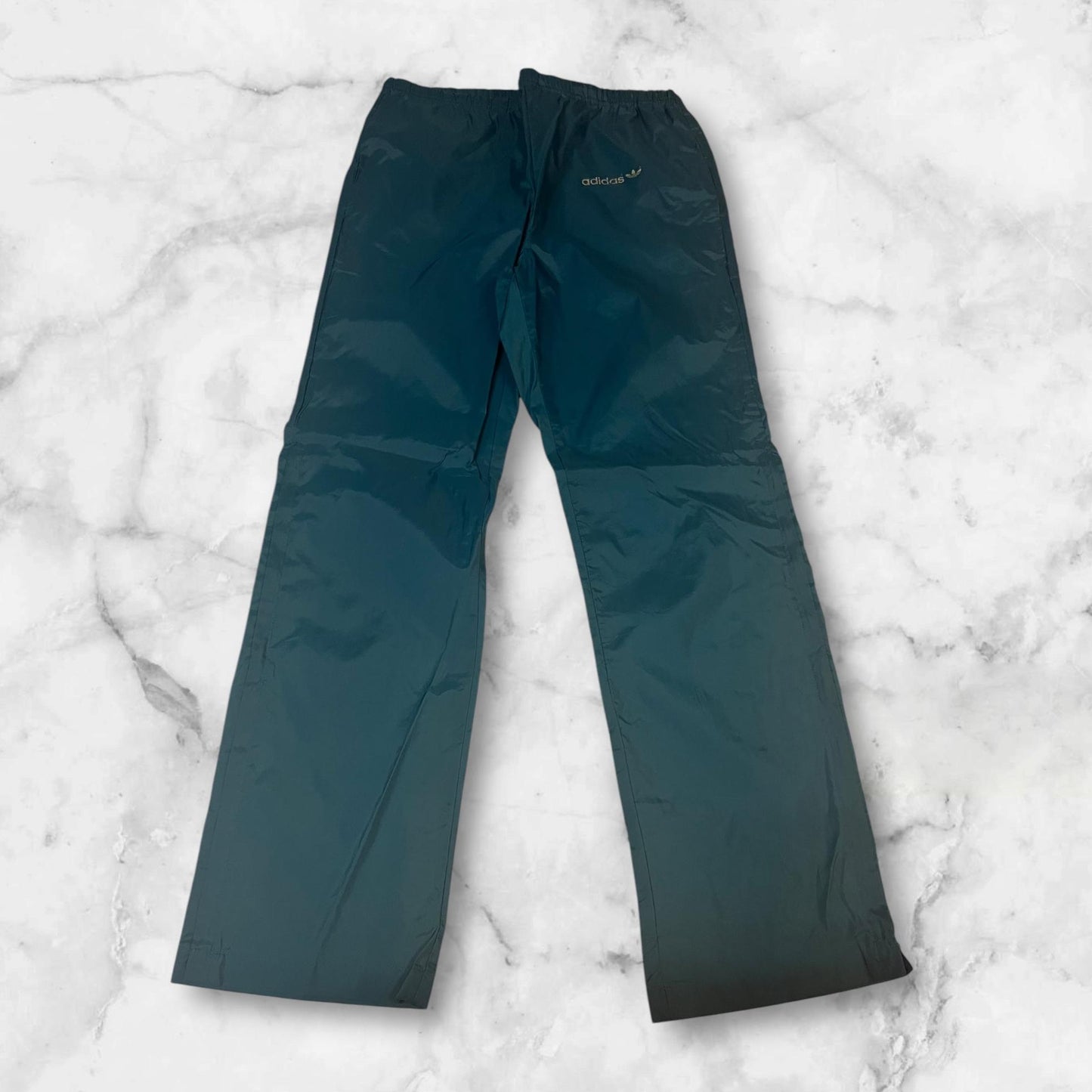 Entdecke unsere Vintage Track Pants von Nike und anderen Marken, erhältlich bei Valuxery.de - Dein Shop für trendige Vintage - Kleidung. Unsere Track Pants sind aus hochwertigen Materialien und