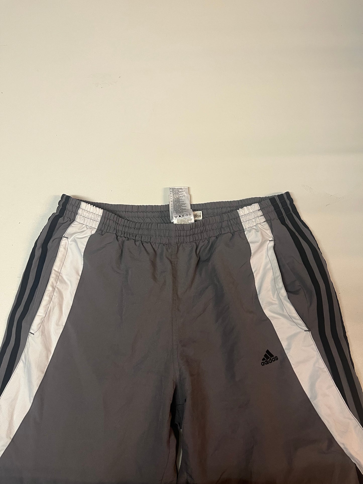 Entdecke unsere Vintage Track Pants von Nike und anderen Marken, erhältlich bei Valuxery.de - Dein Shop für trendige Vintage - Kleidung. Unsere Track Pants sind aus hochwertigen Materialien und