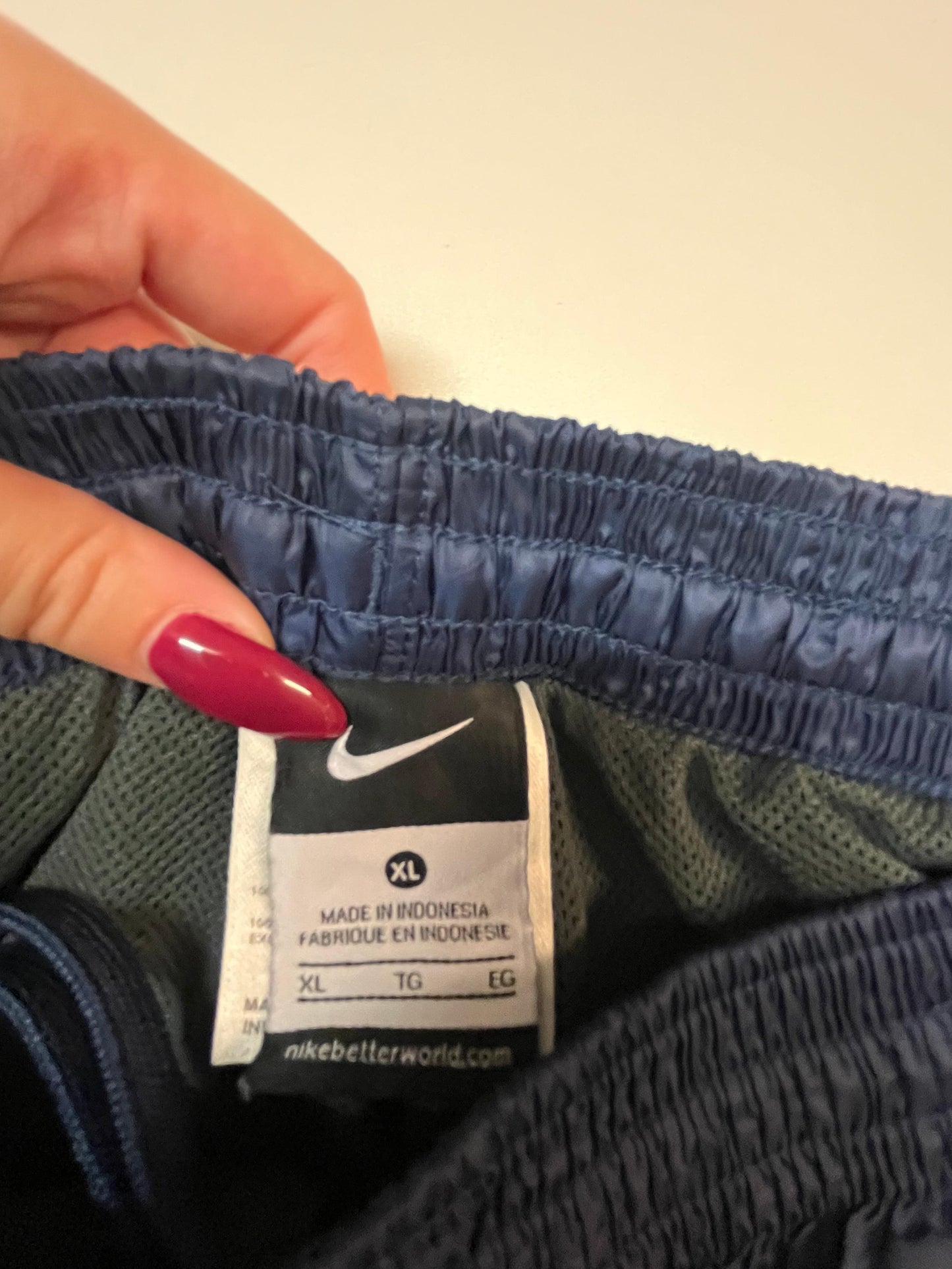 Entdecke unsere Vintage Track Pants von Nike und anderen Marken, erhältlich bei Valuxery.de - Dein Shop für trendige Vintage - Kleidung. Unsere Track Pants sind aus hochwertigen Materialien und