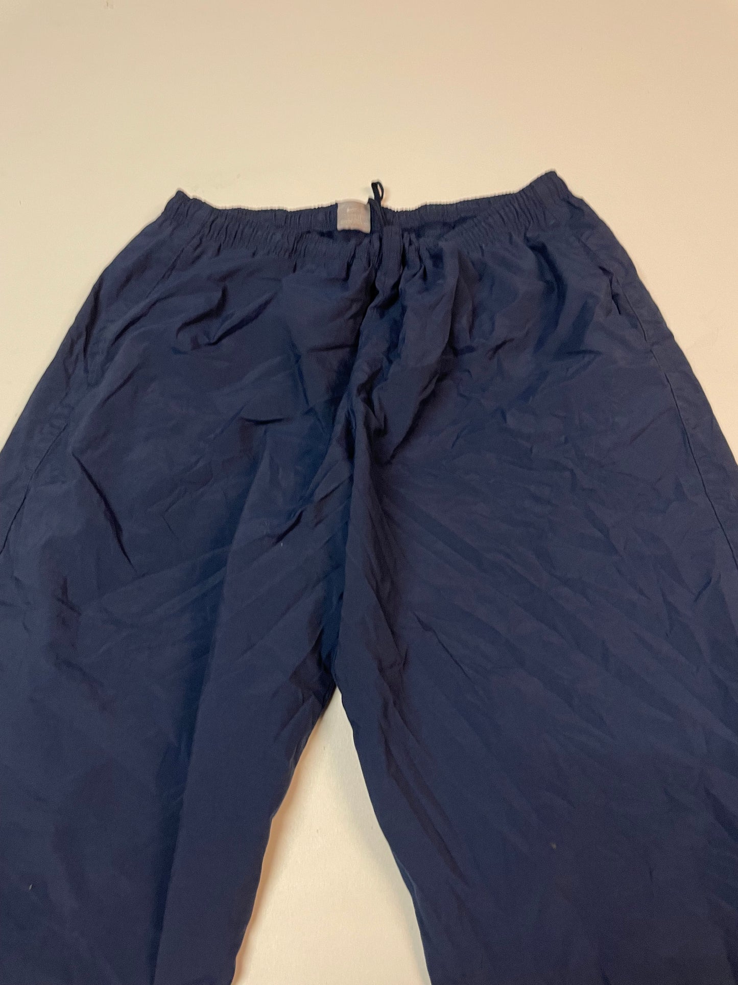 Entdecke unsere Vintage Track Pants von Nike und anderen Marken, erhältlich bei Valuxery.de - Dein Shop für trendige Vintage - Kleidung. Unsere Track Pants sind aus hochwertigen Materialien und