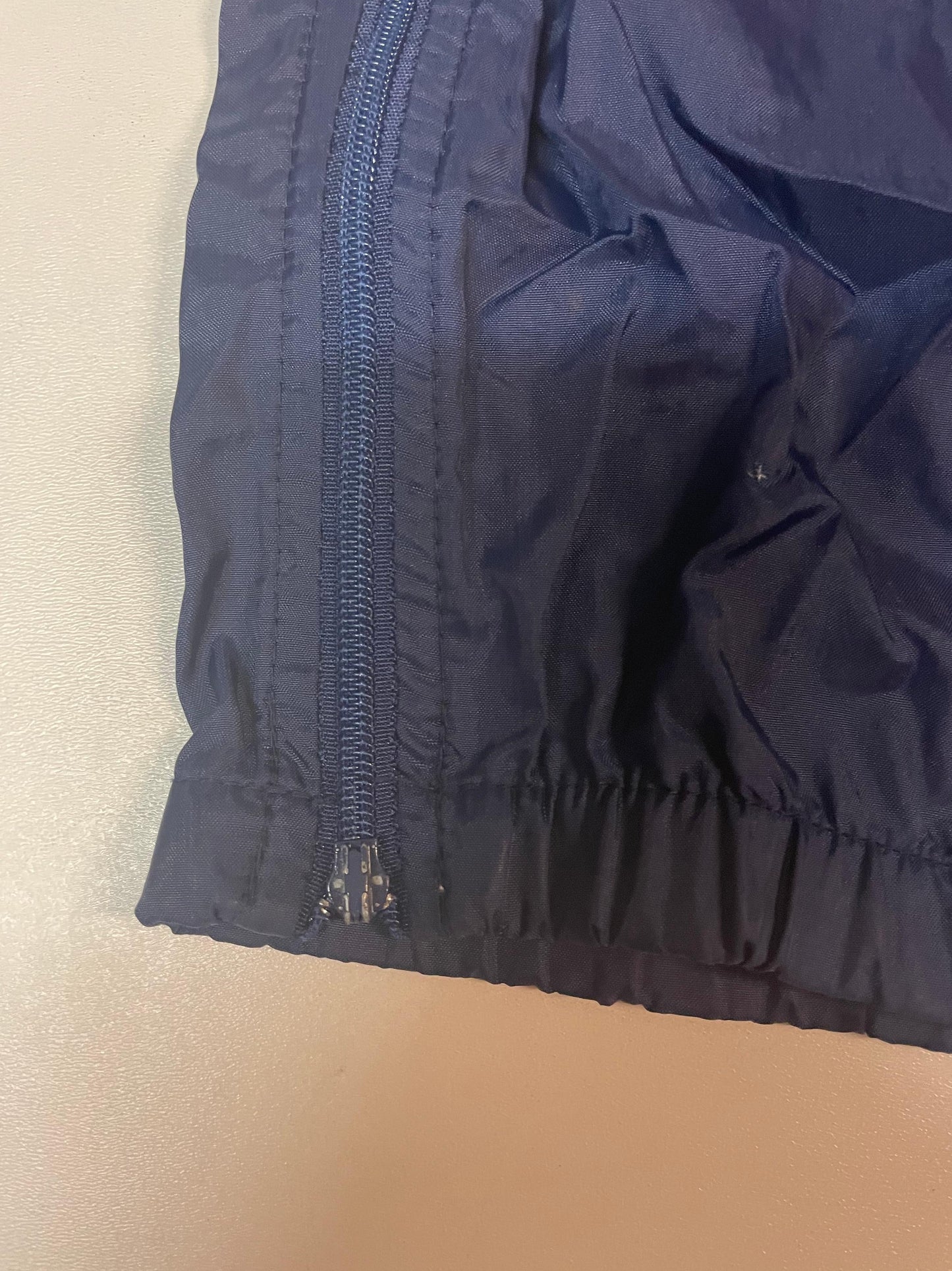 Entdecke unsere Vintage Track Pants von Nike und anderen Marken, erhältlich bei Valuxery.de - Dein Shop für trendige Vintage - Kleidung. Unsere Track Pants sind aus hochwertigen Materialien und