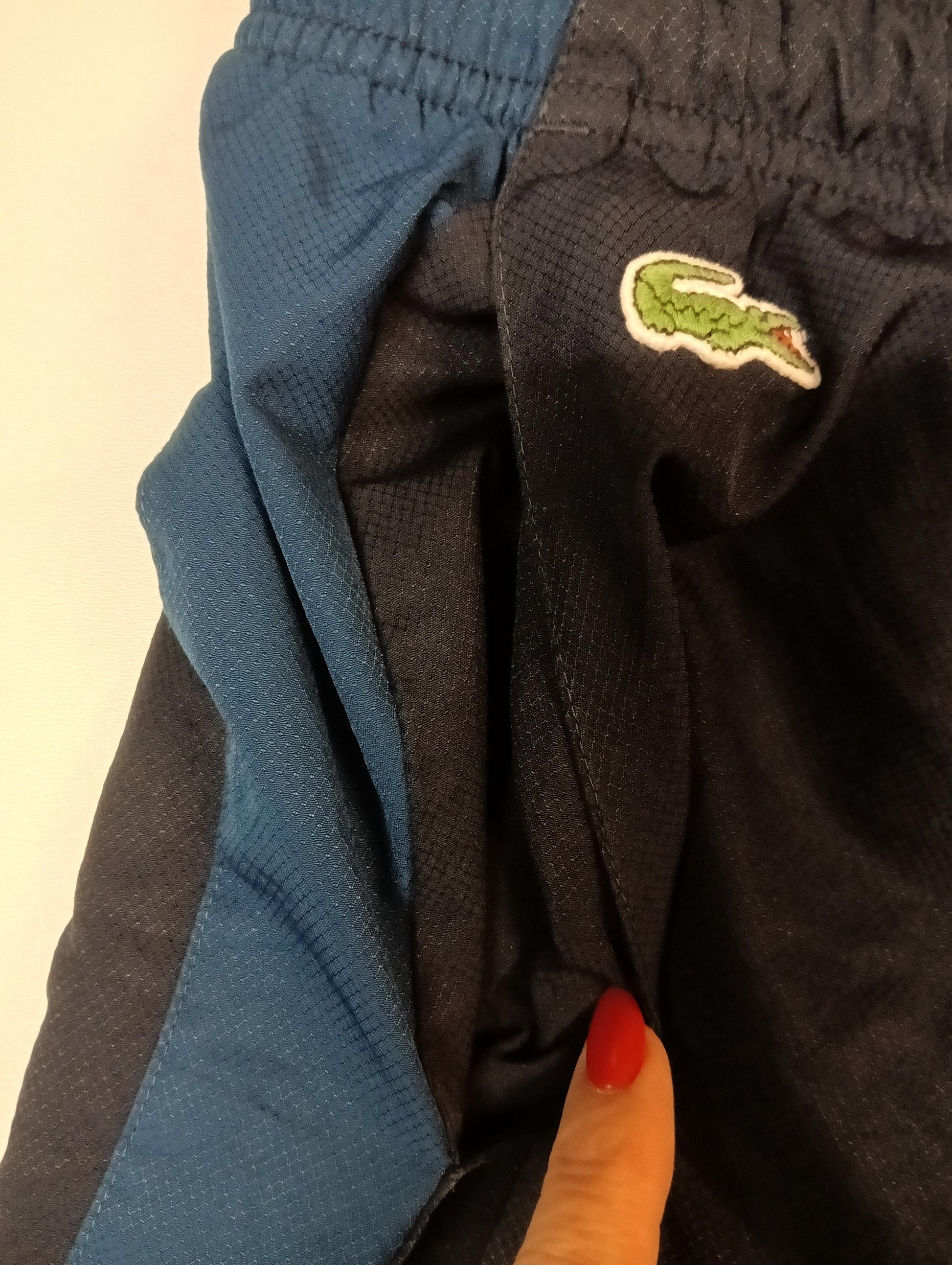 Entdecke unsere Vintage Track Pants von Nike und anderen Marken, erhältlich bei Valuxery.de - Dein Shop für trendige Vintage - Kleidung. Unsere Track Pants sind aus hochwertigen Materialien und