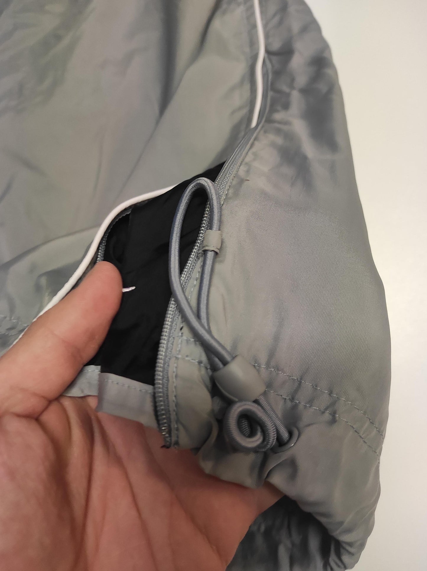 Entdecke unsere Vintage Track Pants von Nike und anderen Marken, erhältlich bei Valuxery.de - Dein Shop für trendige Vintage - Kleidung. Unsere Track Pants sind aus hochwertigen Materialien und