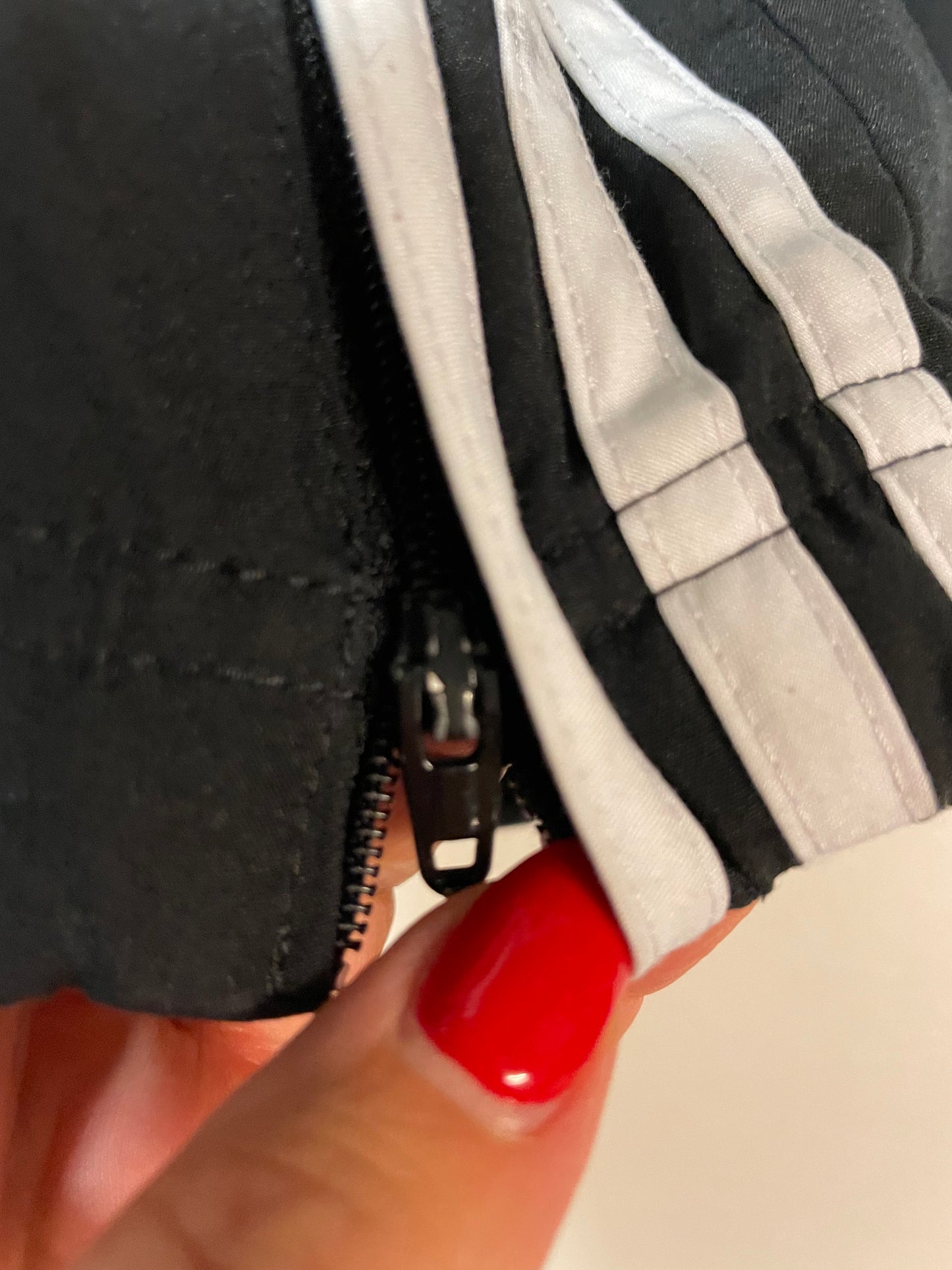 Entdecke unsere Vintage Track Pants von Nike und anderen Marken, erhältlich bei Valuxery.de - Dein Shop für trendige Vintage - Kleidung. Unsere Track Pants sind aus hochwertigen Materialien und