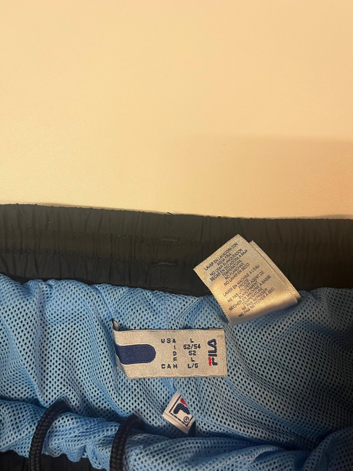 Entdecke unsere Vintage Track Pants von Nike und anderen Marken, erhältlich bei Valuxery.de - Dein Shop für trendige Vintage - Kleidung. Unsere Track Pants sind aus hochwertigen Materialien und