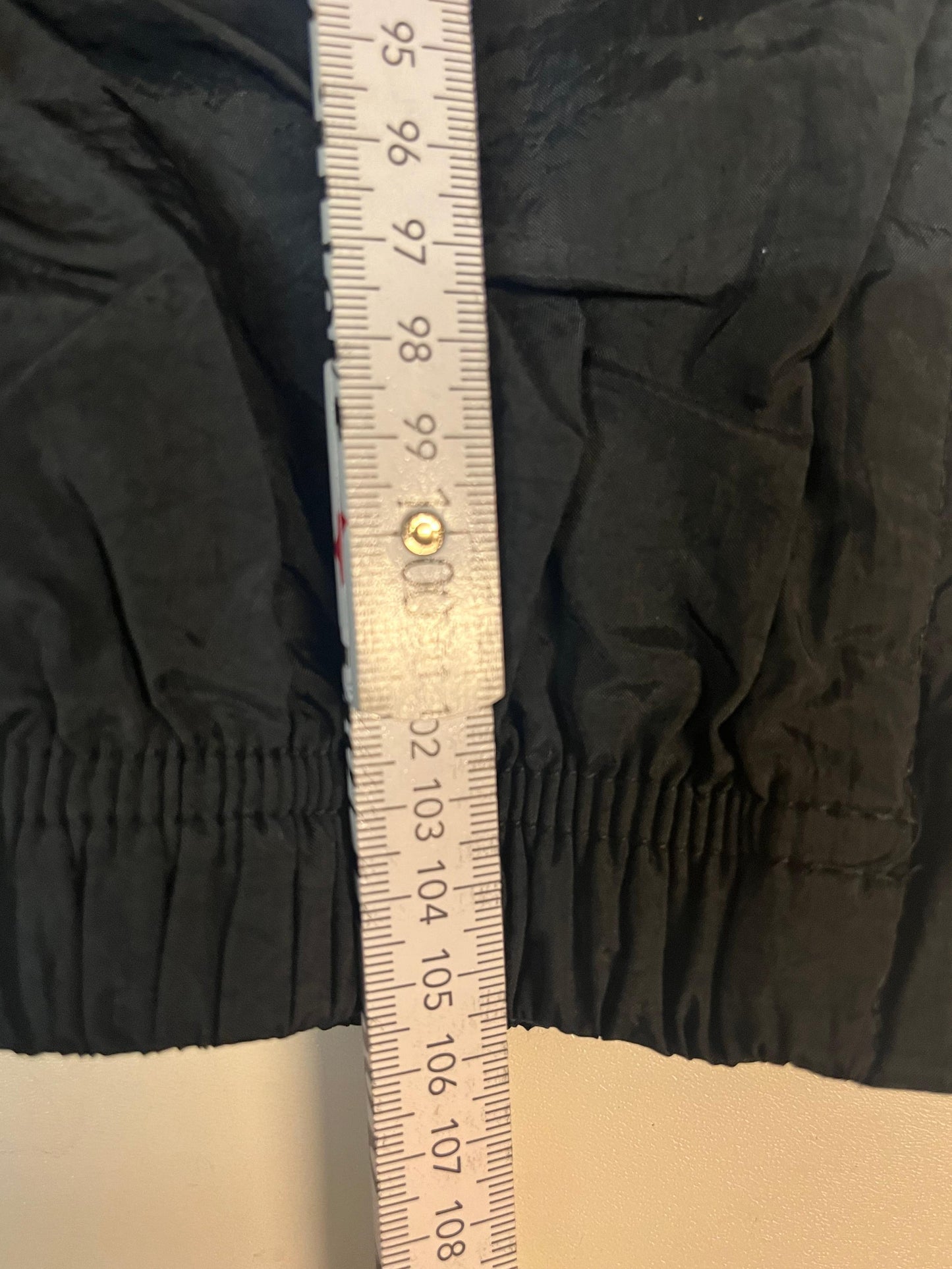 Entdecke unsere Vintage Track Pants von Nike und anderen Marken, erhältlich bei Valuxery.de - Dein Shop für trendige Vintage - Kleidung. Unsere Track Pants sind aus hochwertigen Materialien und