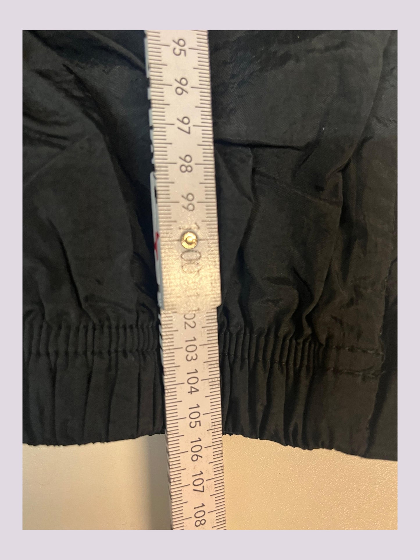 Entdecke unsere Vintage Track Pants von Nike und anderen Marken, erhältlich bei Valuxery.de - Dein Shop für trendige Vintage - Kleidung. Unsere Track Pants sind aus hochwertigen Materialien und