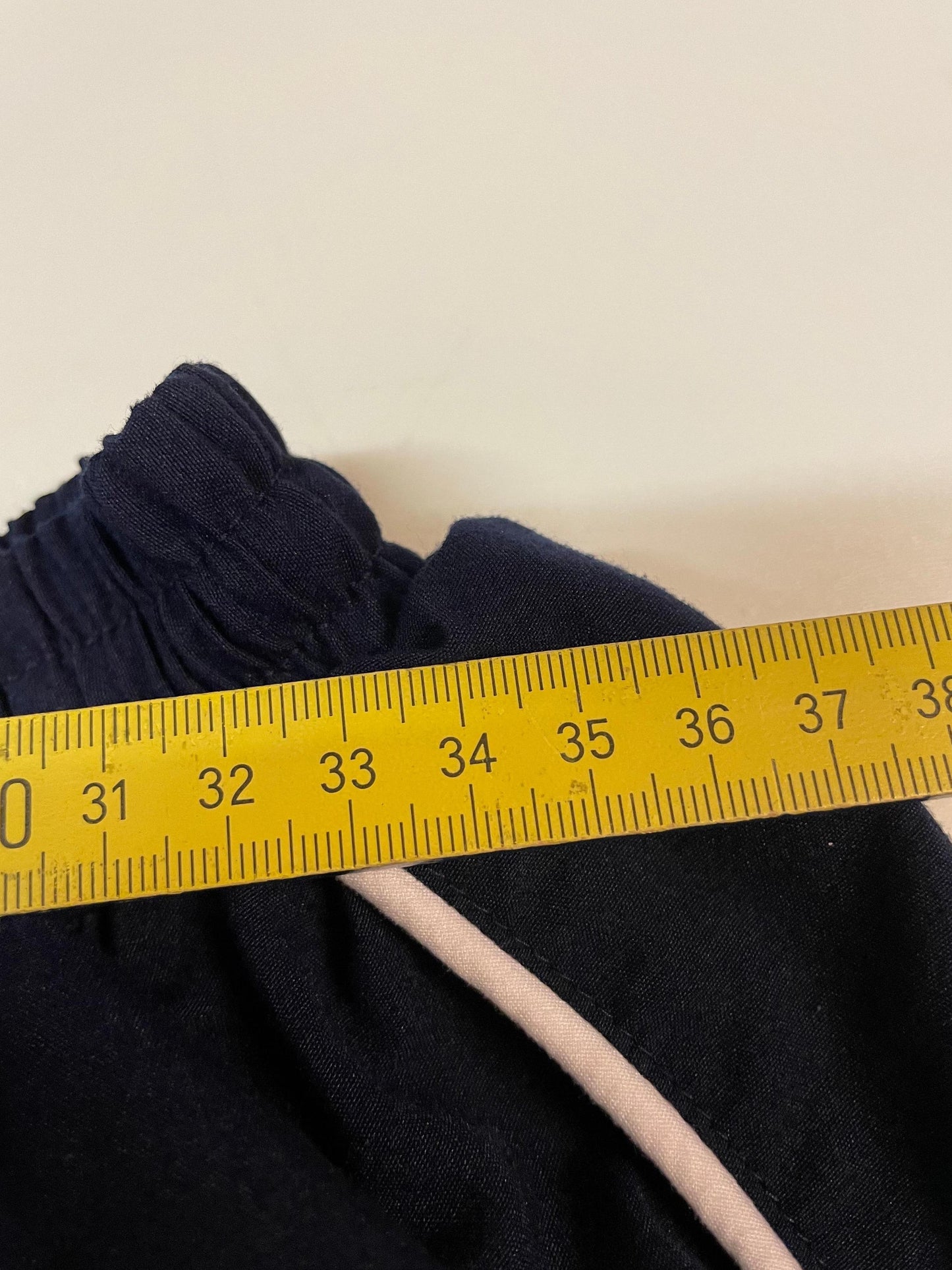 Entdecke unsere Vintage Track Pants von Nike und anderen Marken, erhältlich bei Valuxery.de - Dein Shop für trendige Vintage - Kleidung. Unsere Track Pants sind aus hochwertigen Materialien und