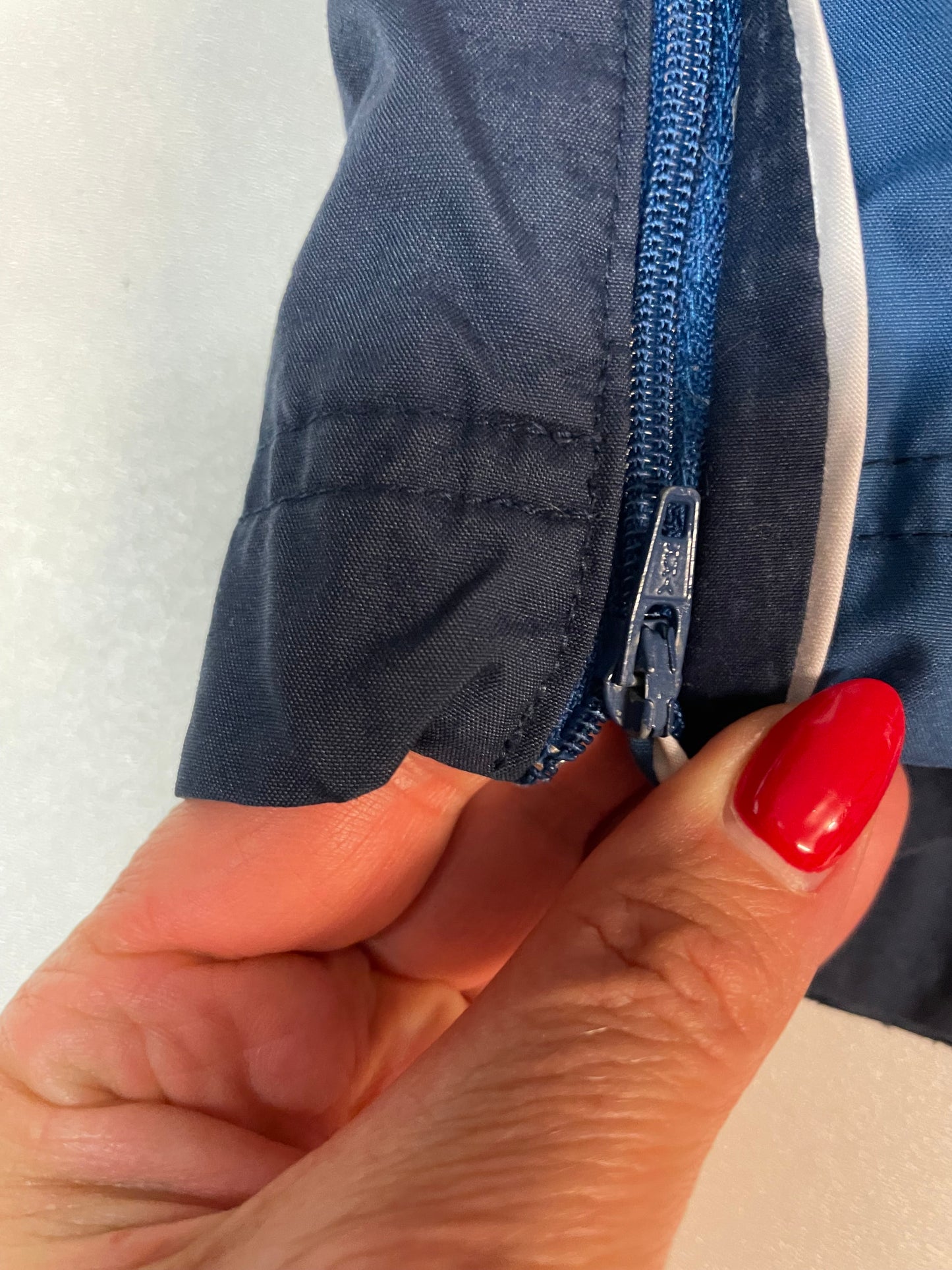 Entdecke unsere Vintage Track Pants von Nike und anderen Marken, erhältlich bei Valuxery.de - Dein Shop für trendige Vintage - Kleidung. Unsere Track Pants sind aus hochwertigen Materialien und